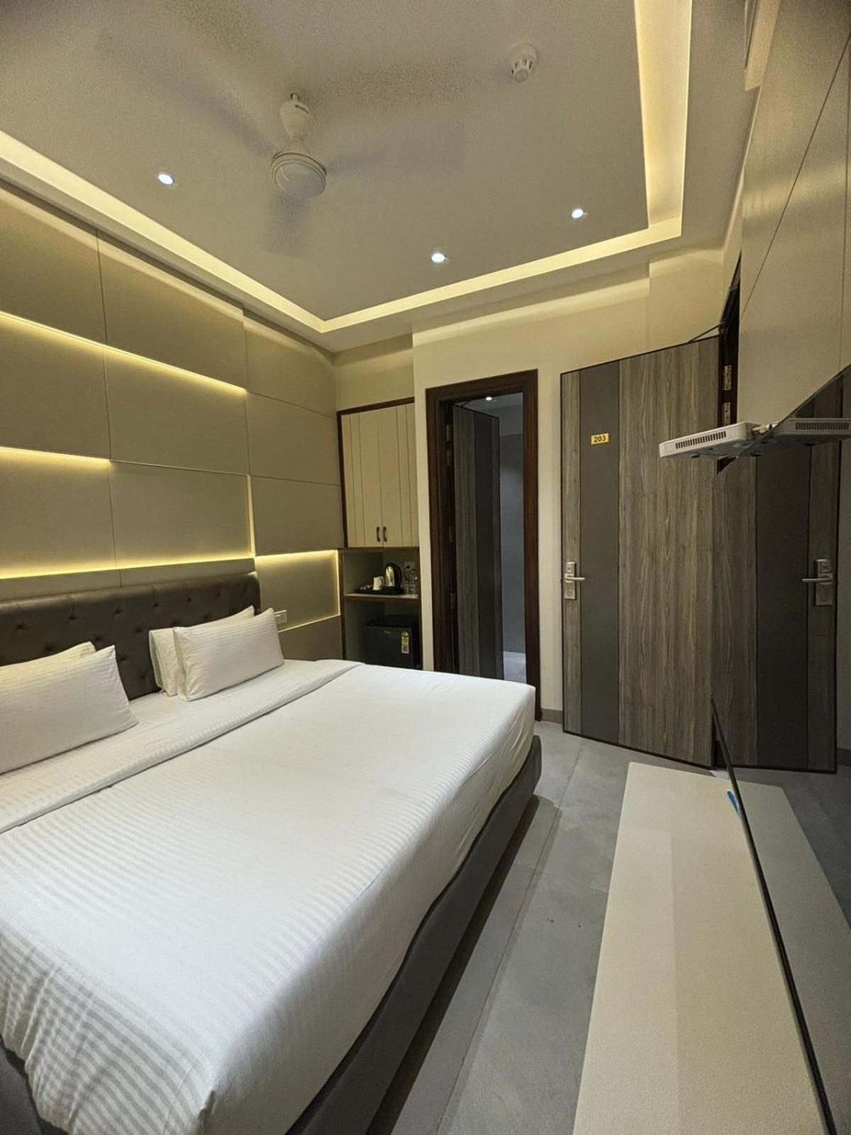 Deluxe Room - Photo 7