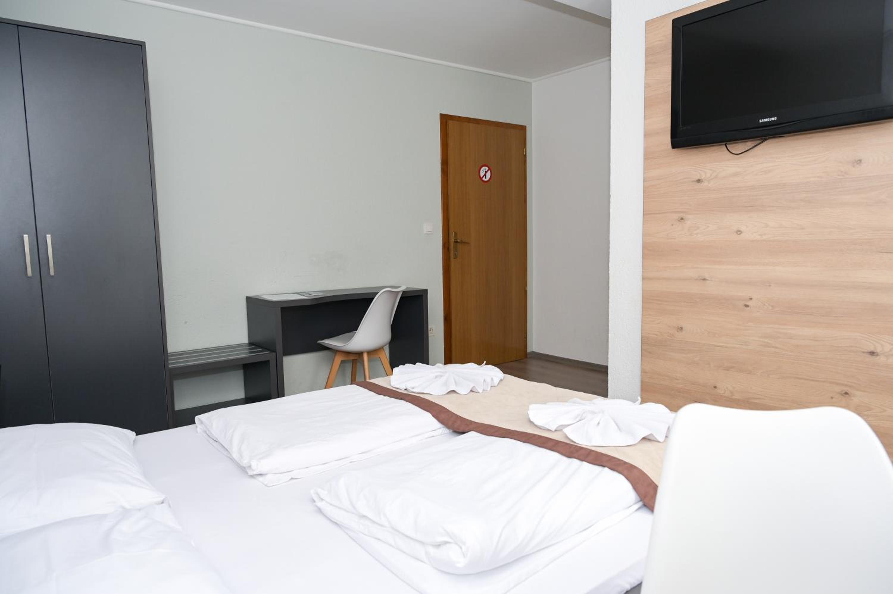Deluxe Double Room (2 Adults + 1 Child) - Photo 5