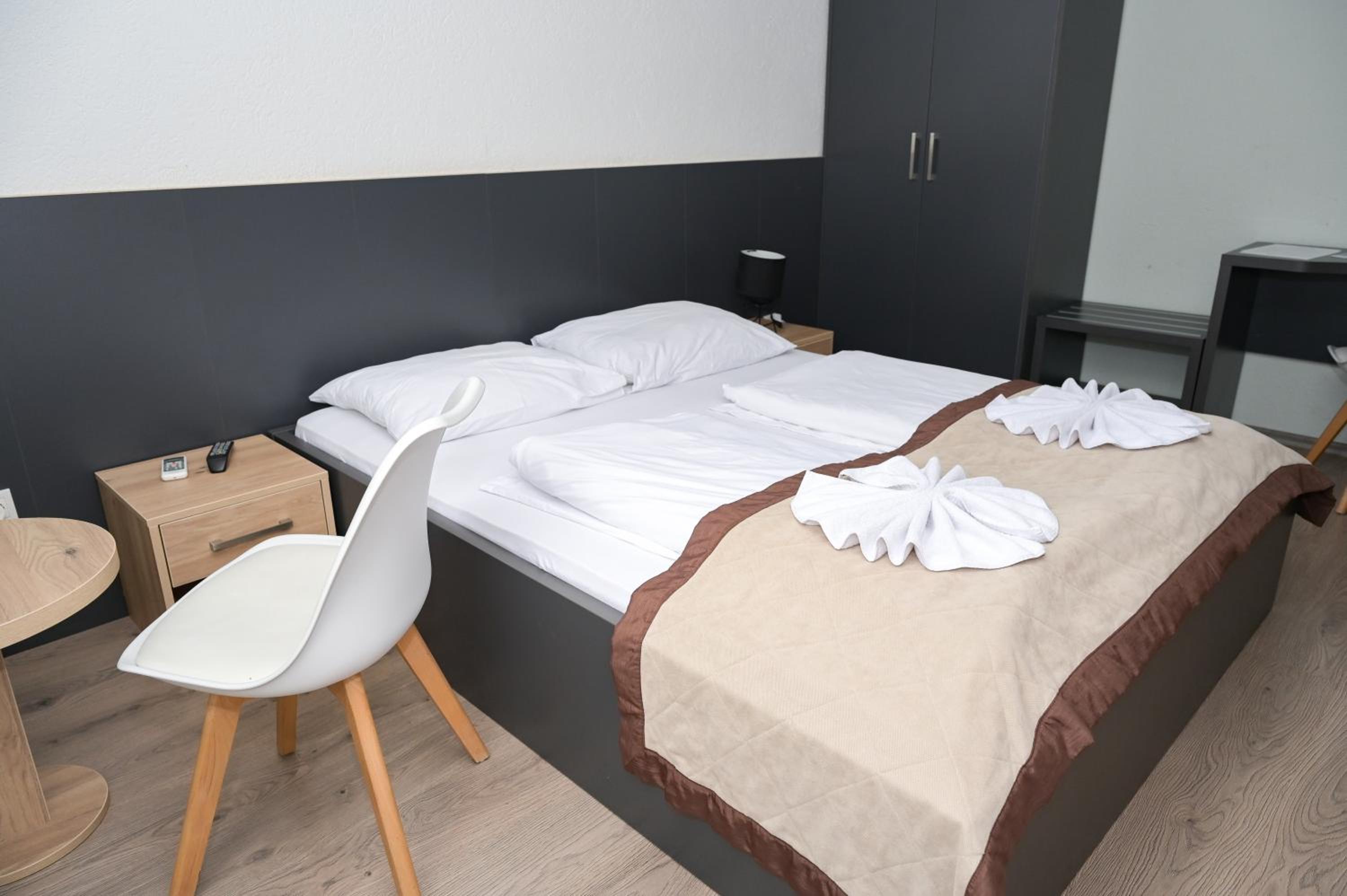 Deluxe Double Room (2 Adults + 1 Child) - Photo 3
