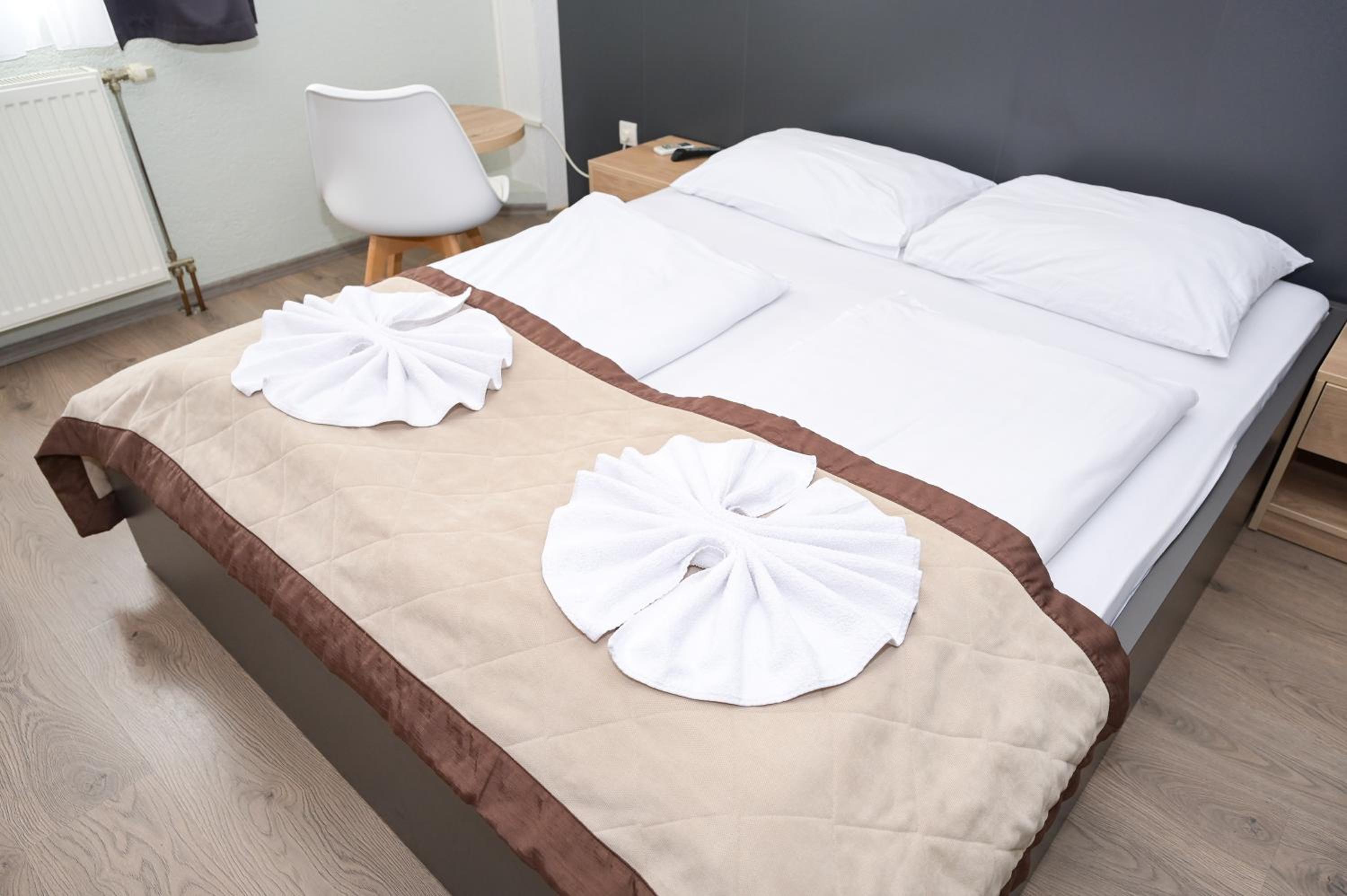 Deluxe Double Room (2 Adults + 1 Child) - Photo 2