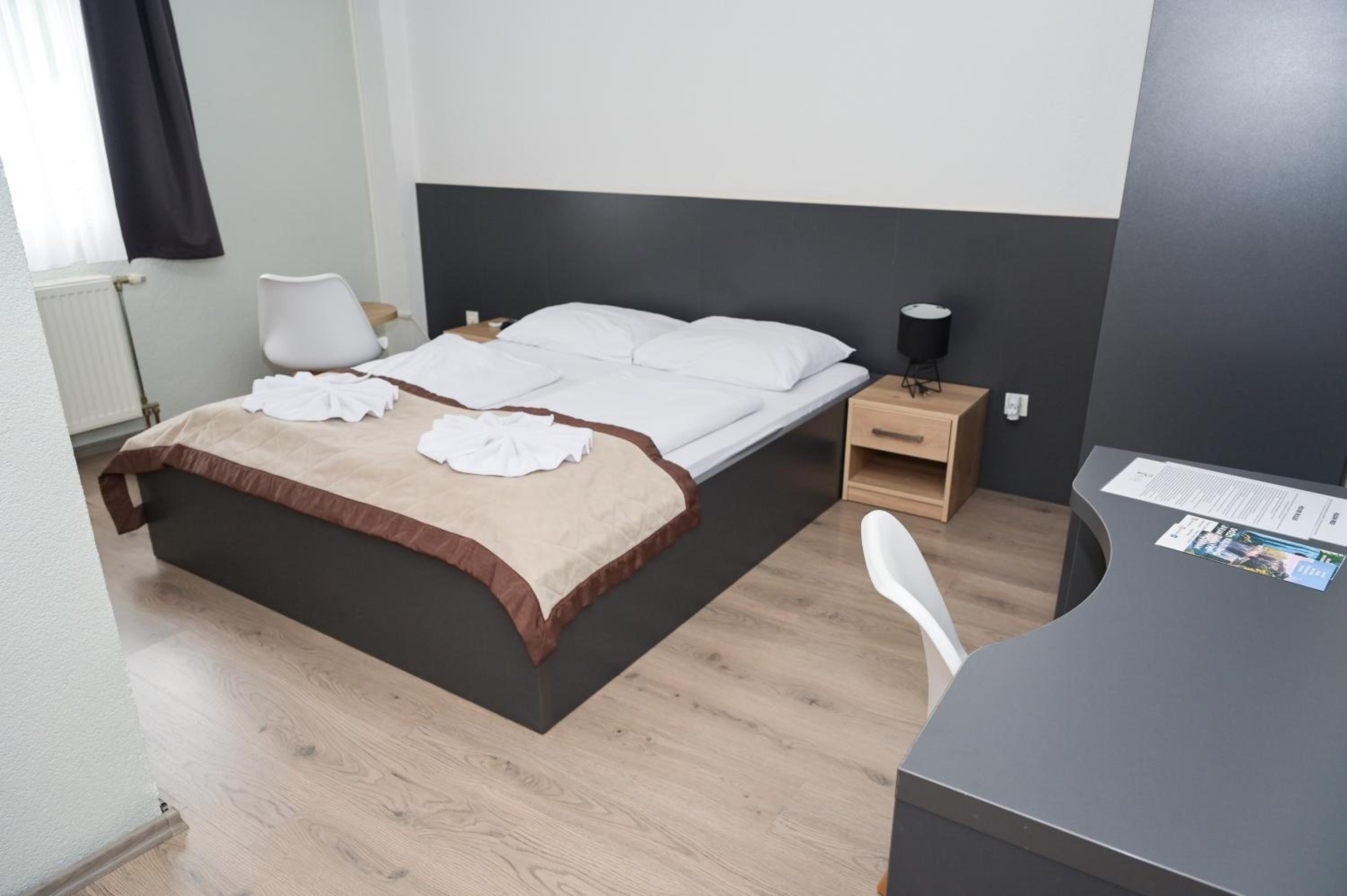 Deluxe Double Room (2 Adults + 1 Child) - Photo 9
