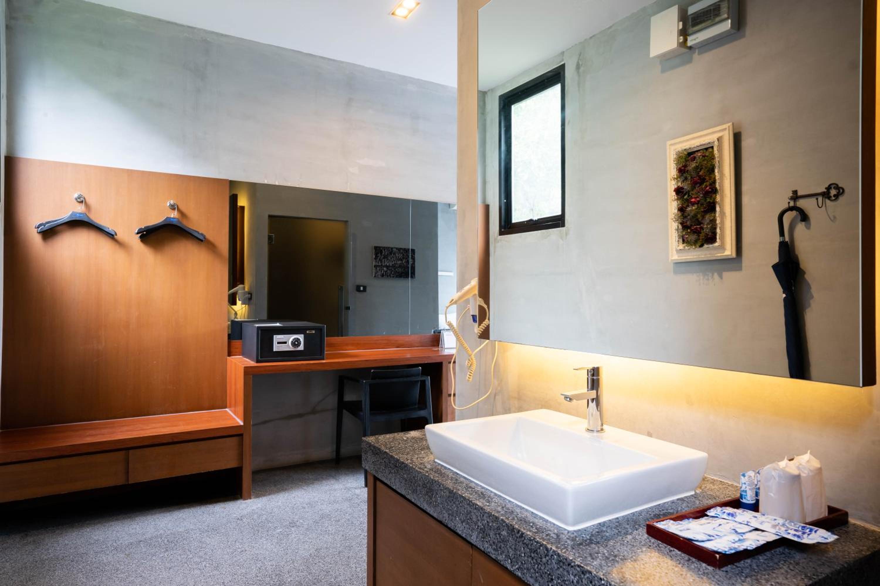 Deluxe Double Room with One Double Bed and 2 Adults Occupancy (Non Smoking) photo 3