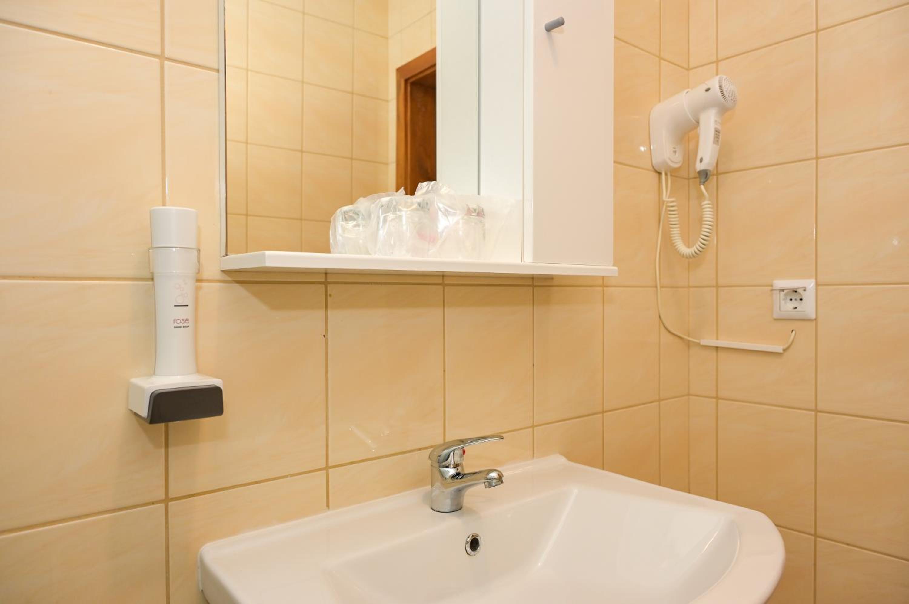 Deluxe Double or Twin Room with Garden View - Photo 8