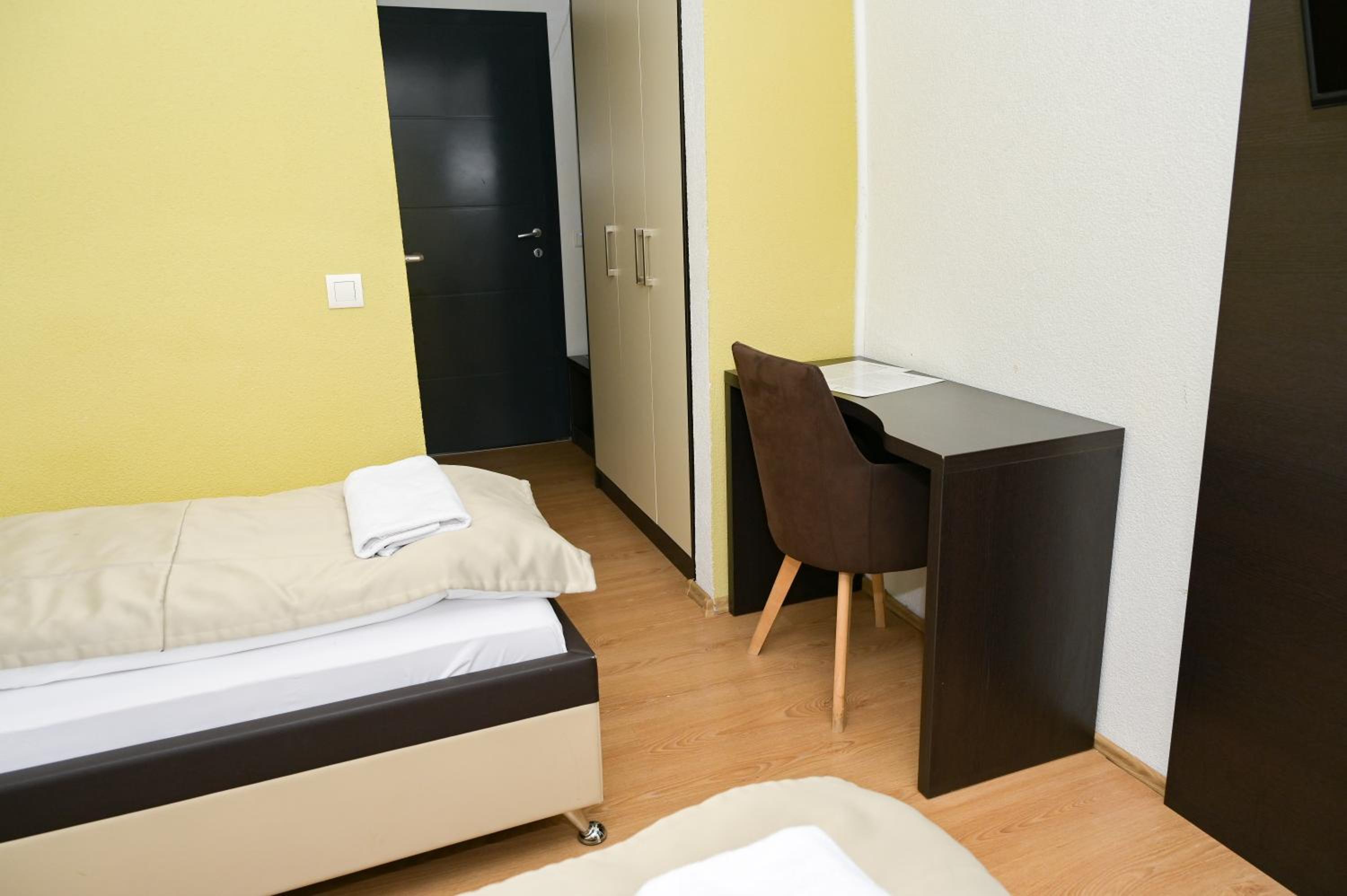 Twin Room with Garden View - Photo 6