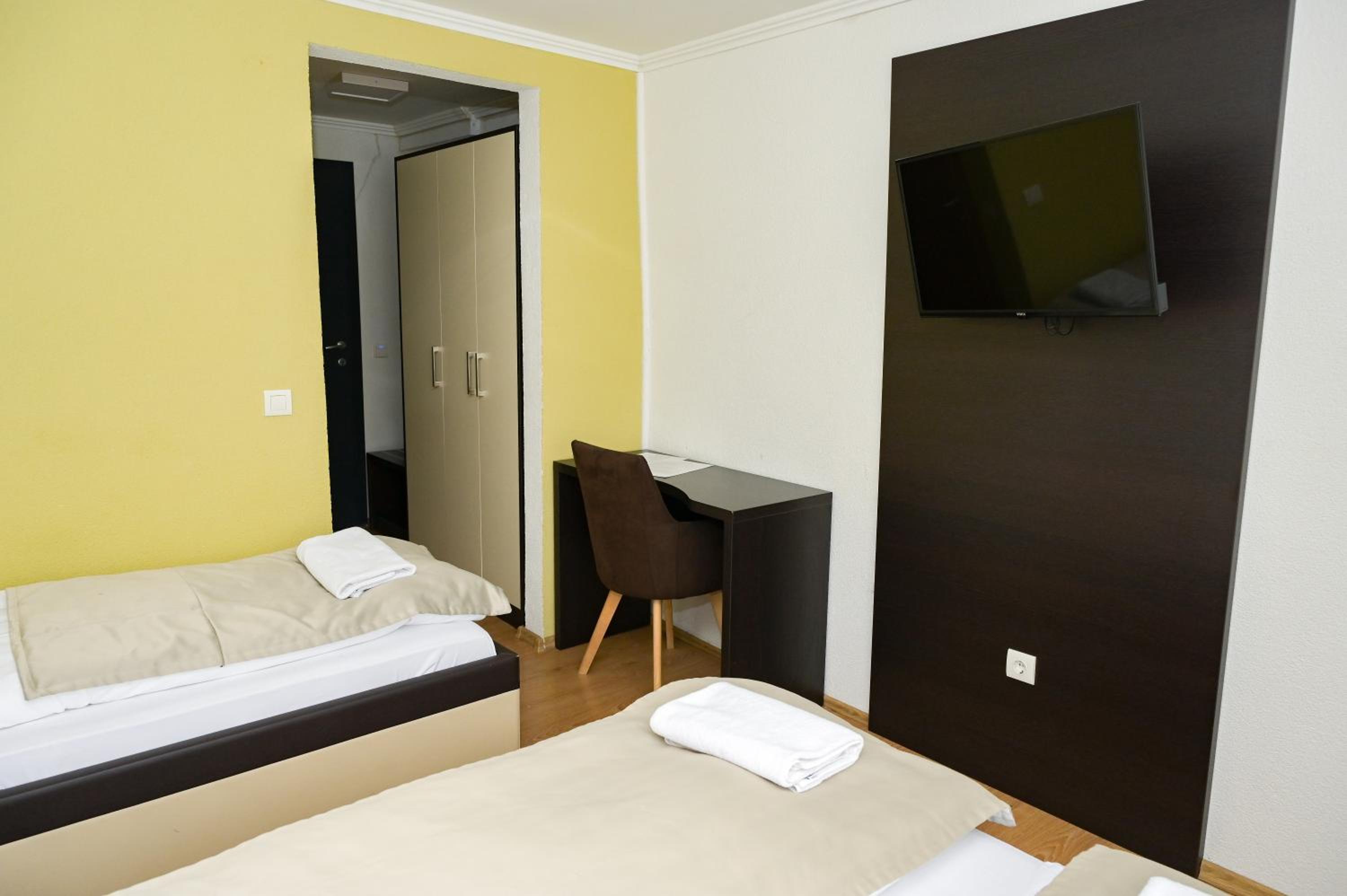 Twin Room with Garden View - Photo 4