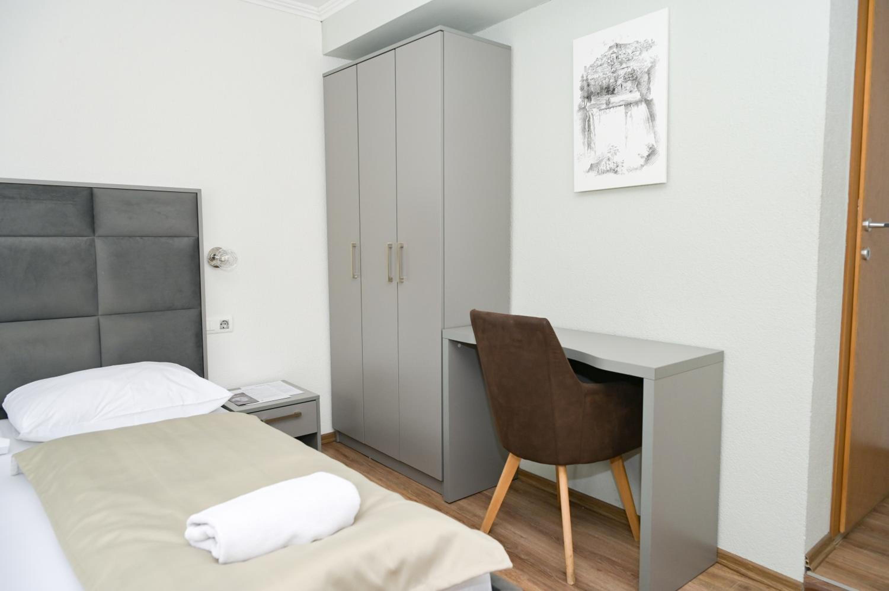 Double Room with Lake View - Photo 11