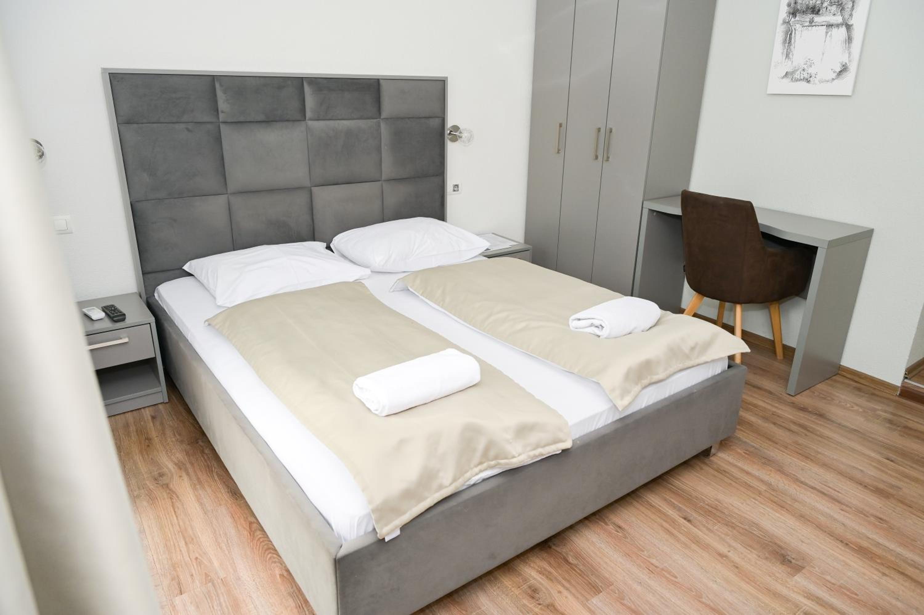Double Room with Lake View - Photo 4