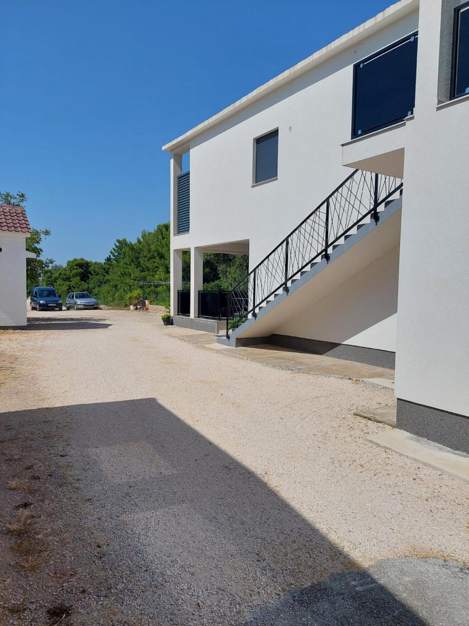 One-Bedroom Apartment with Balcony and Mountain View   photo 3