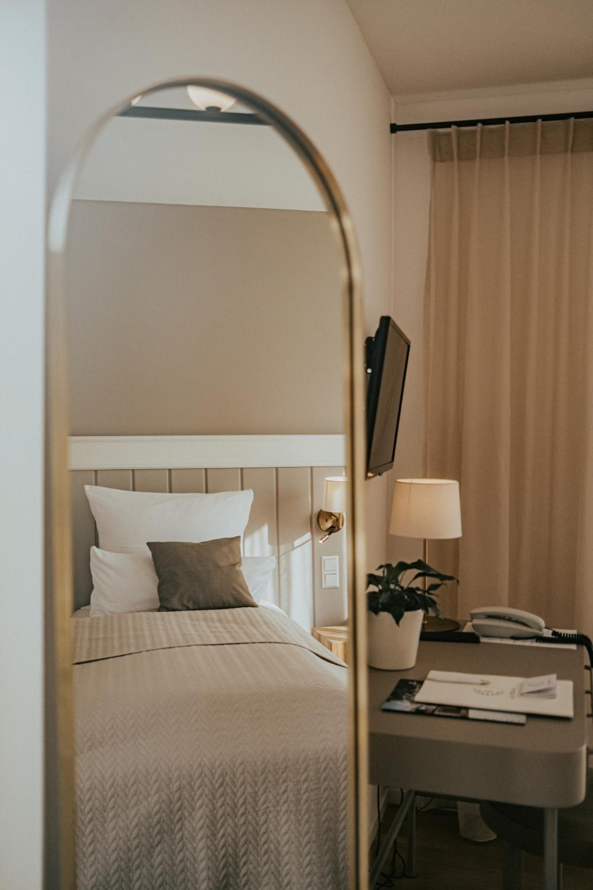 Standard Double Room - Photo 11