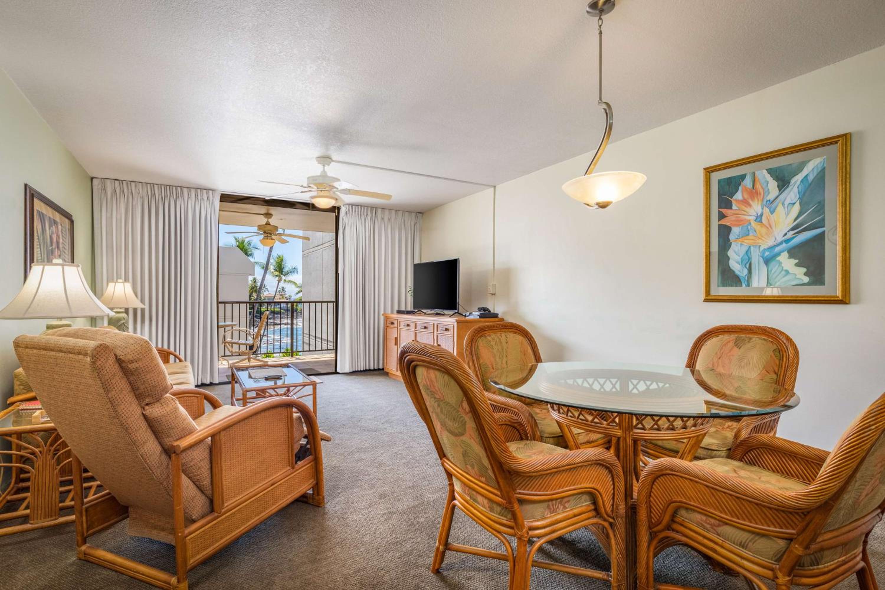 One-Bedroom Suite with Partial Ocean View thumbnail 6