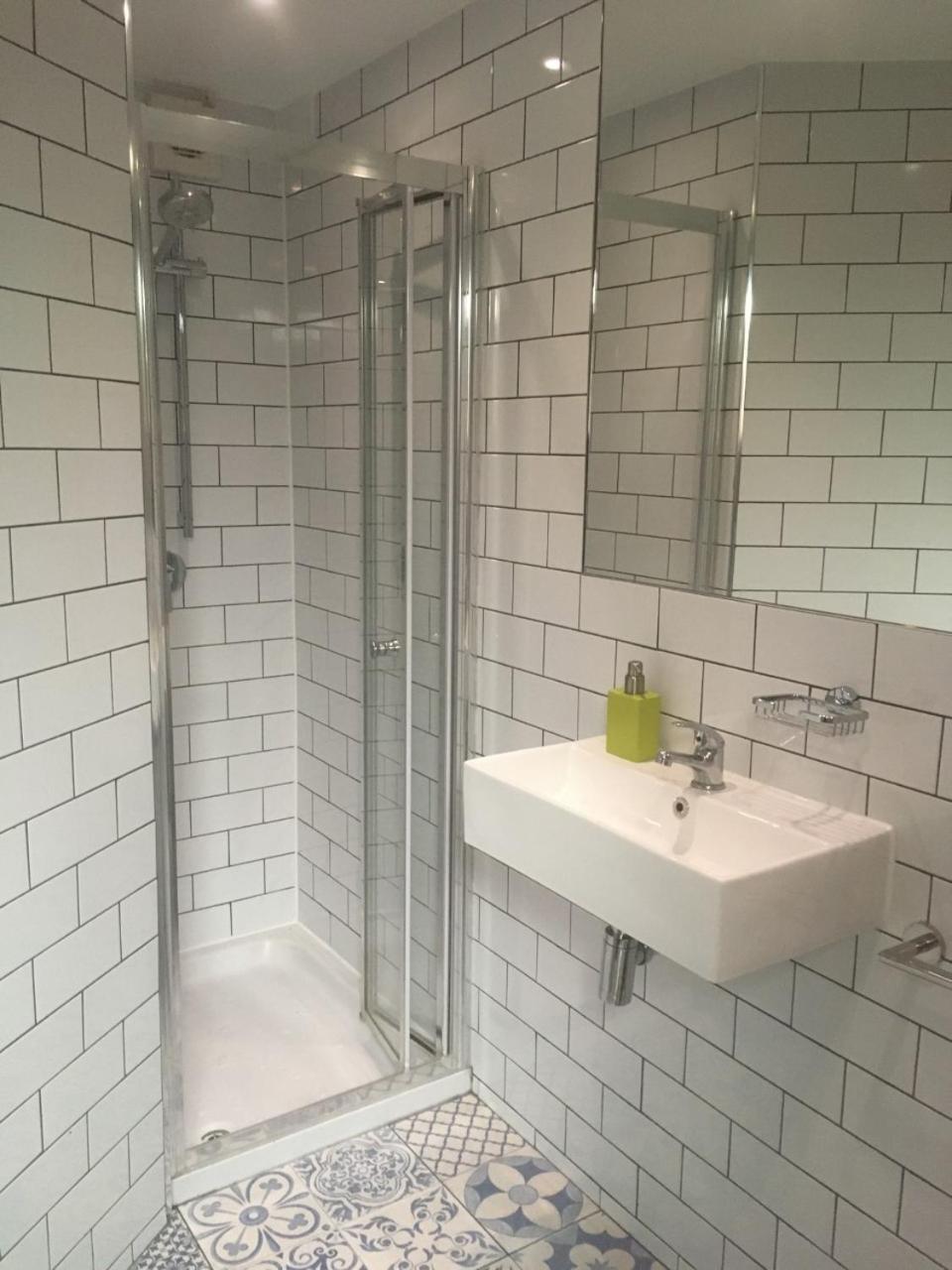 Family Room with Shared Bathroom photo 2
