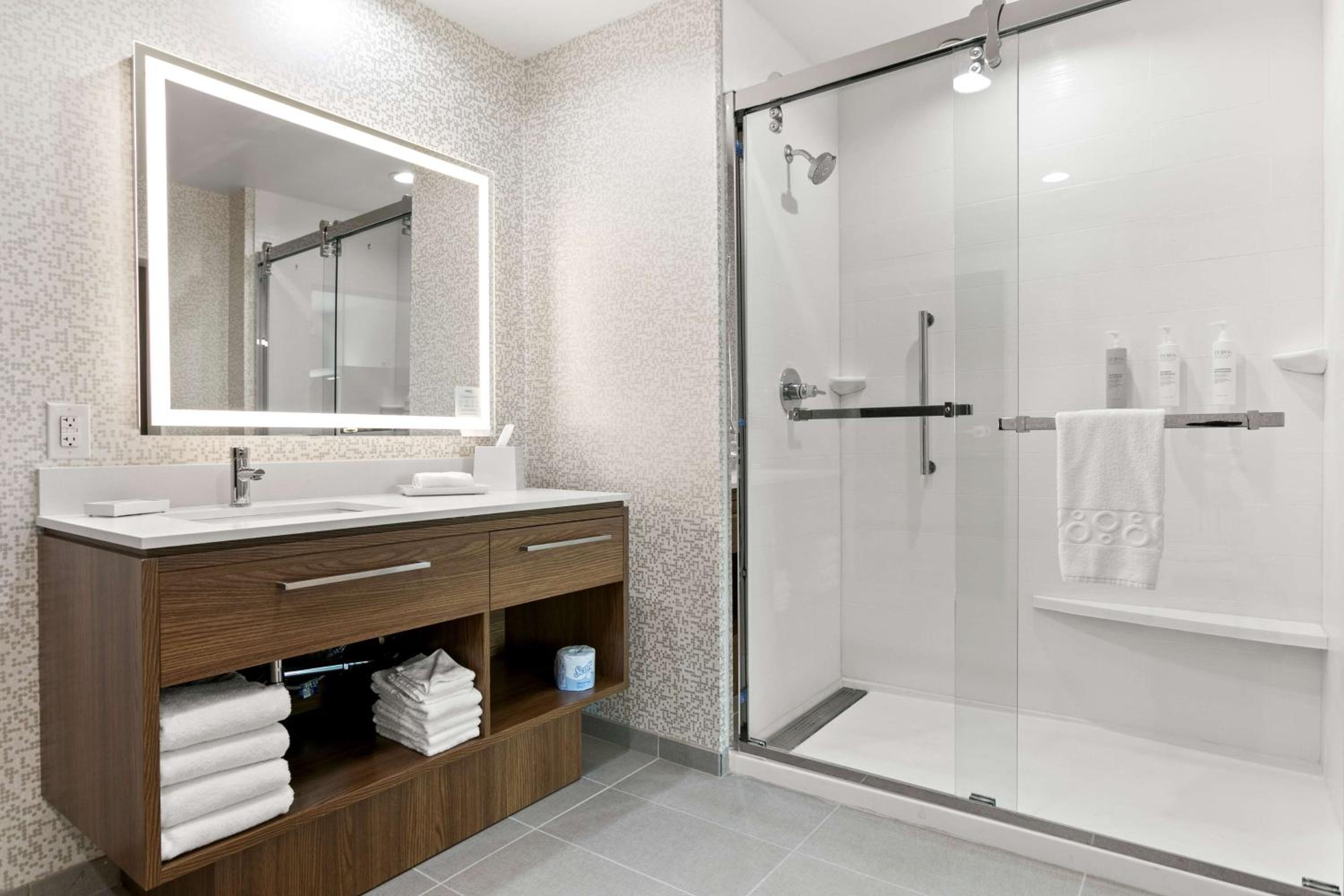 One-Bedroom King Suite - Photo 6