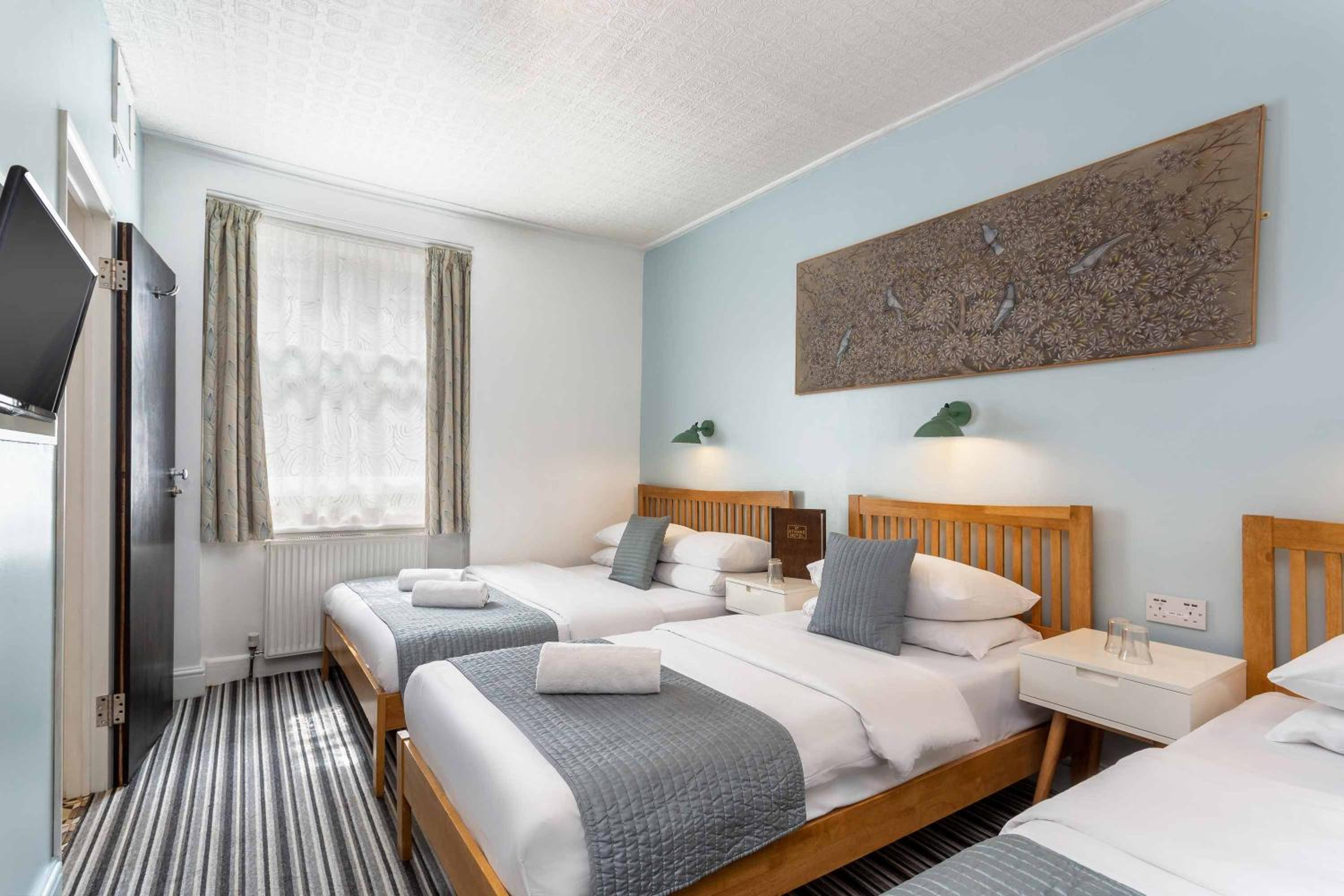 Quadruple Room with Private Bathroom photo 3