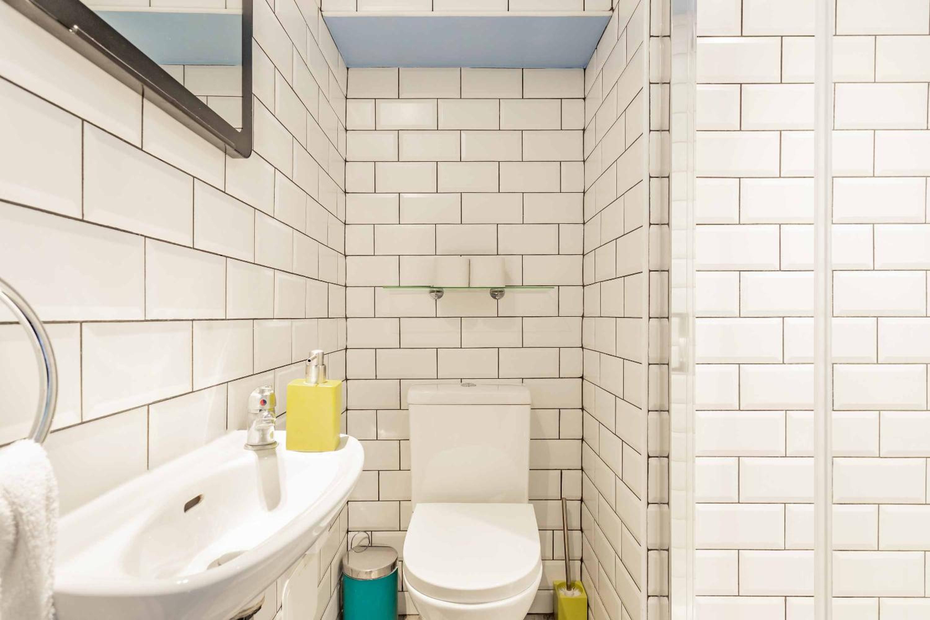 Single Room with Private Bathroom photo 2