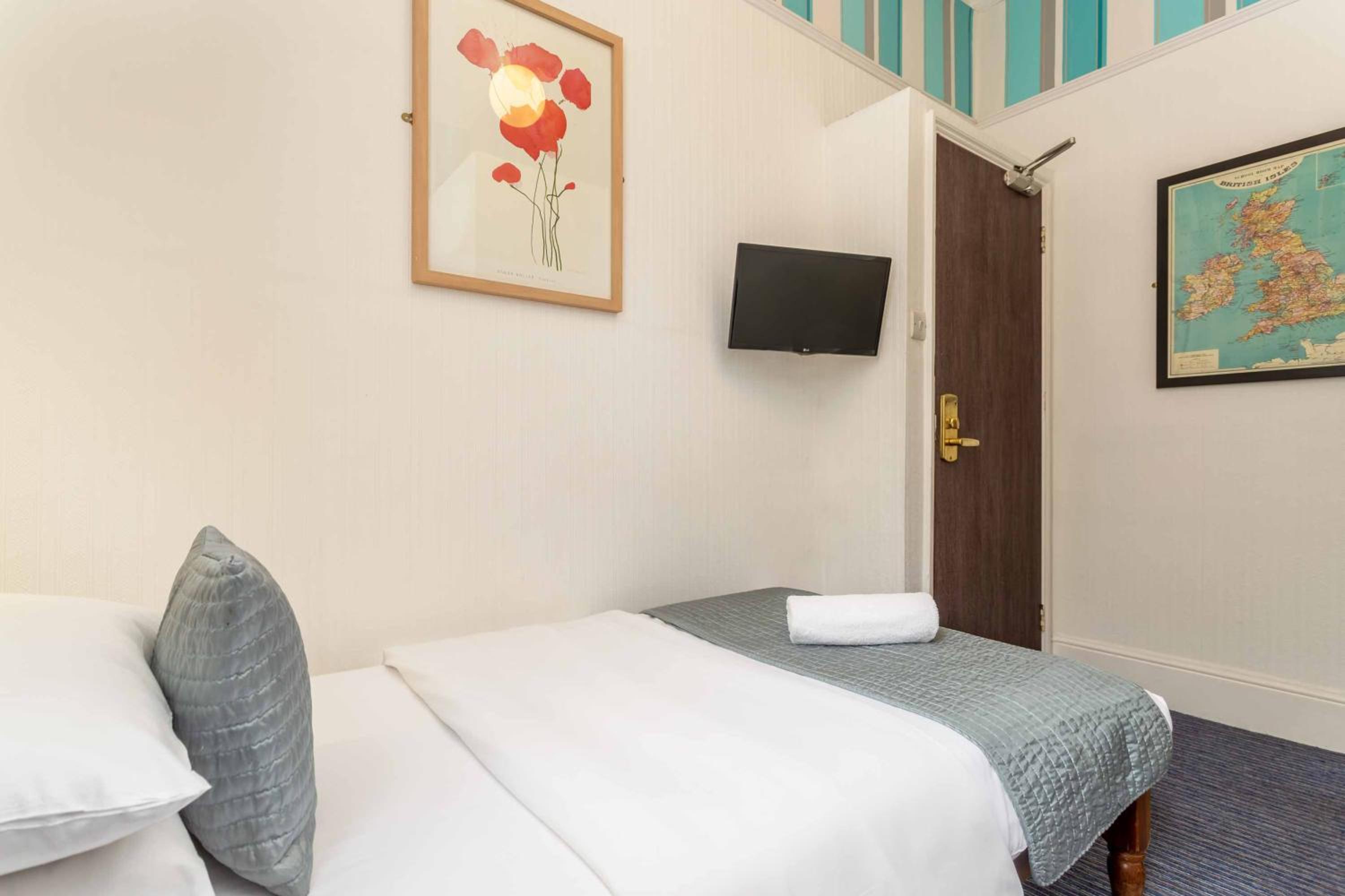 Single Room with Private Bathroom photo 1