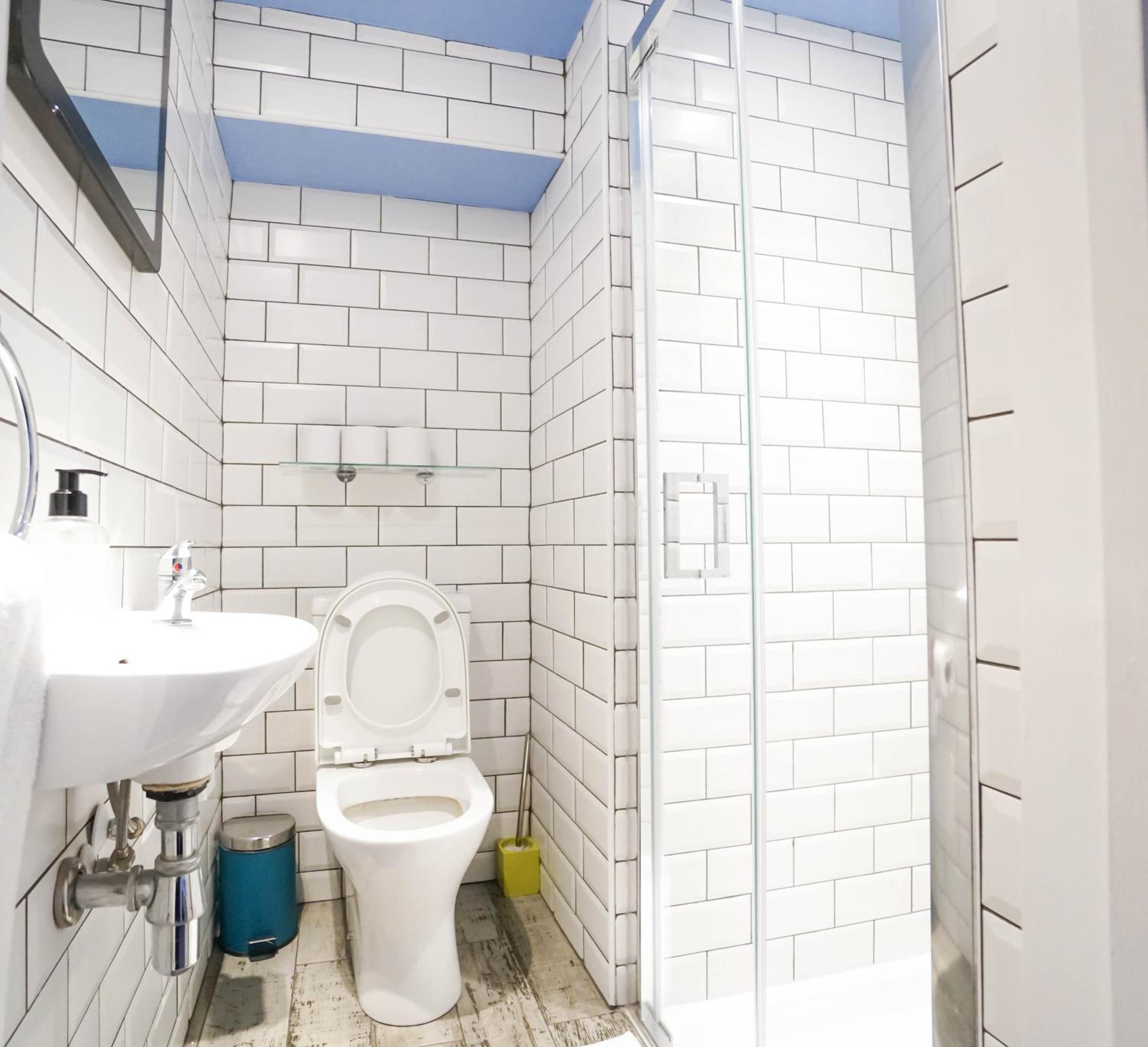 Single Room with Private Bathroom photo 3
