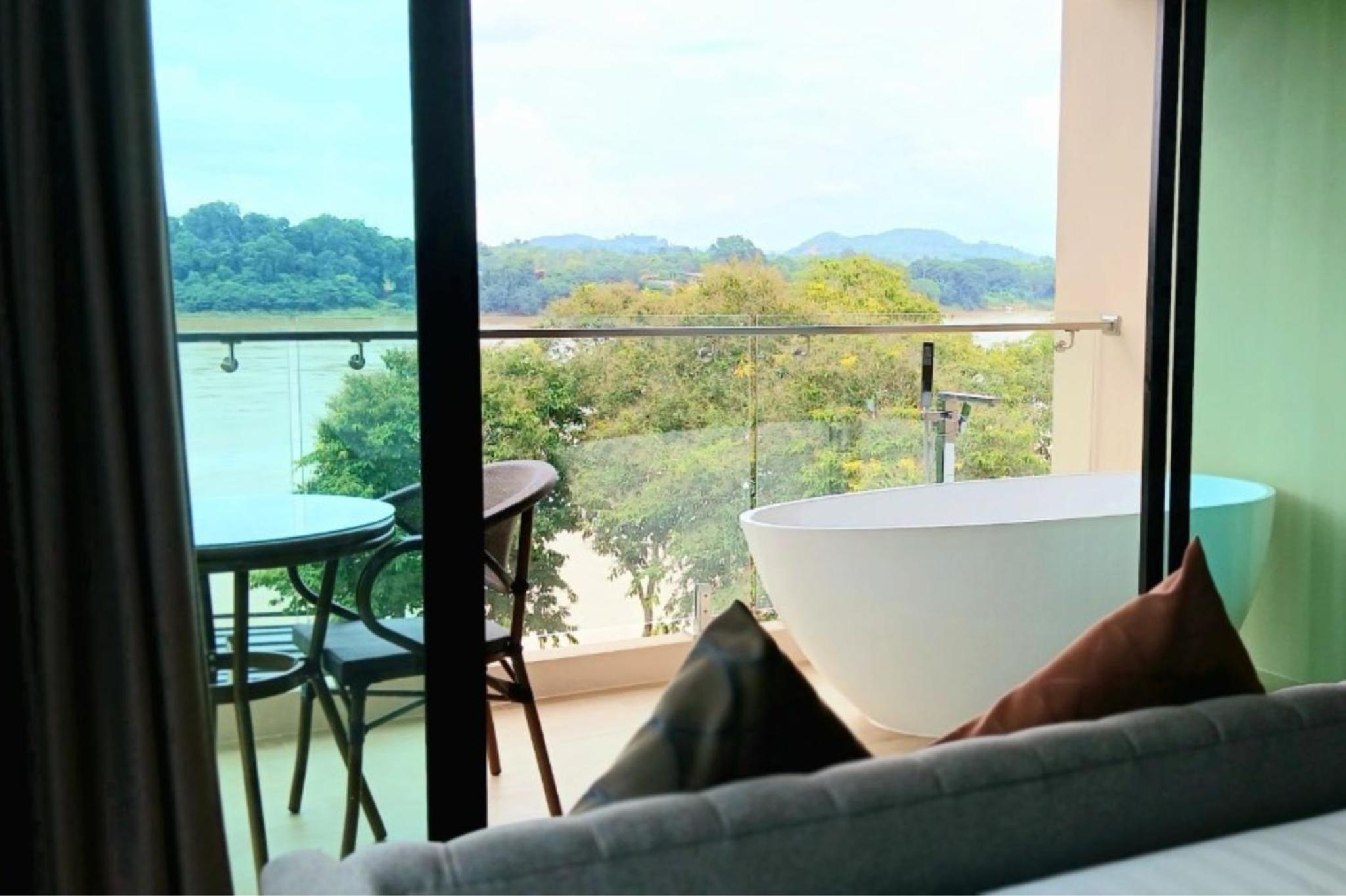 Junior Suite with Balcony - Photo 8