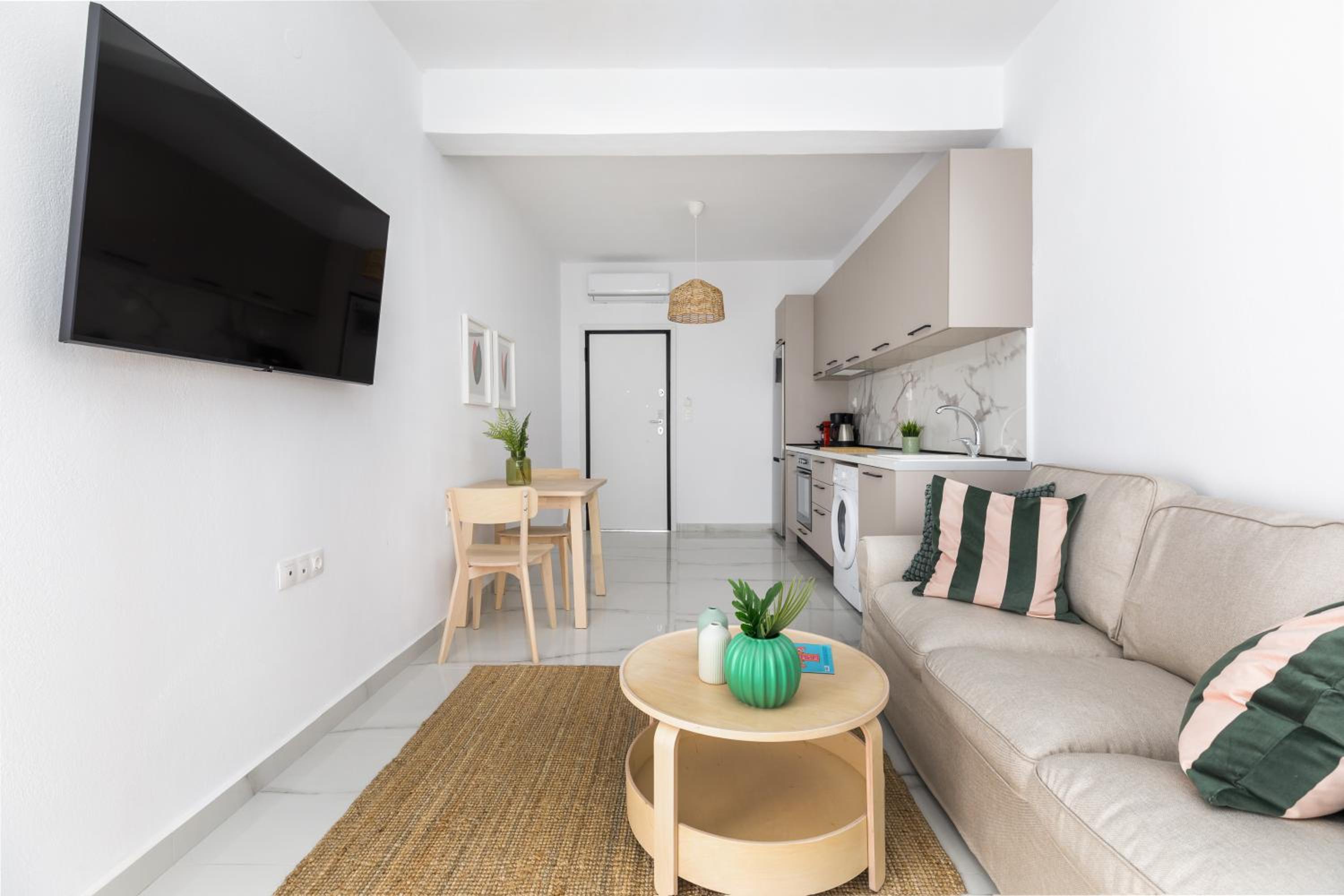 One-Bedroom Apartment photo 1