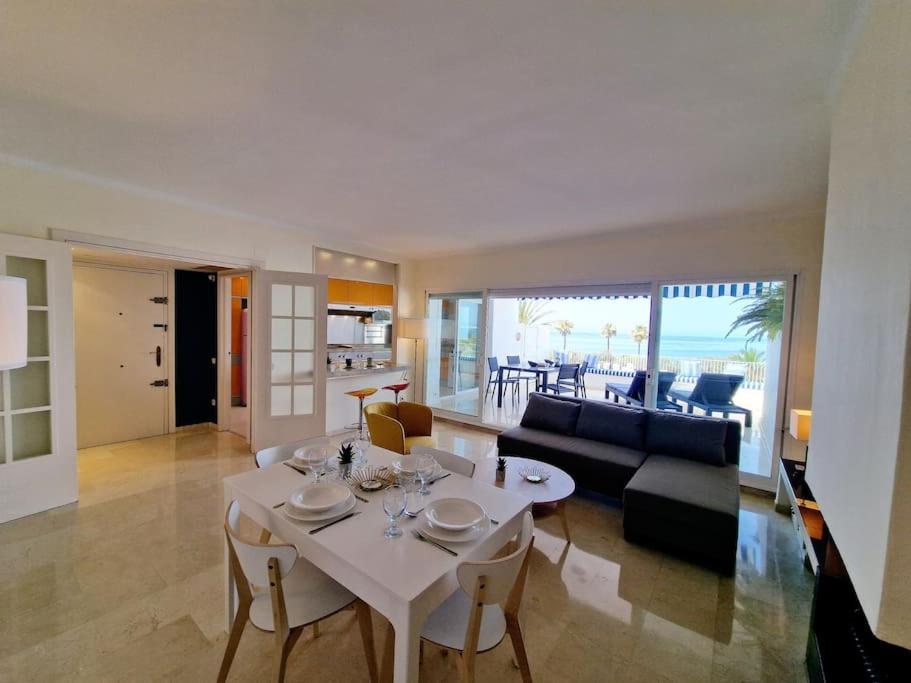Apartamento de dos habitaciones con terraza y vista al mar