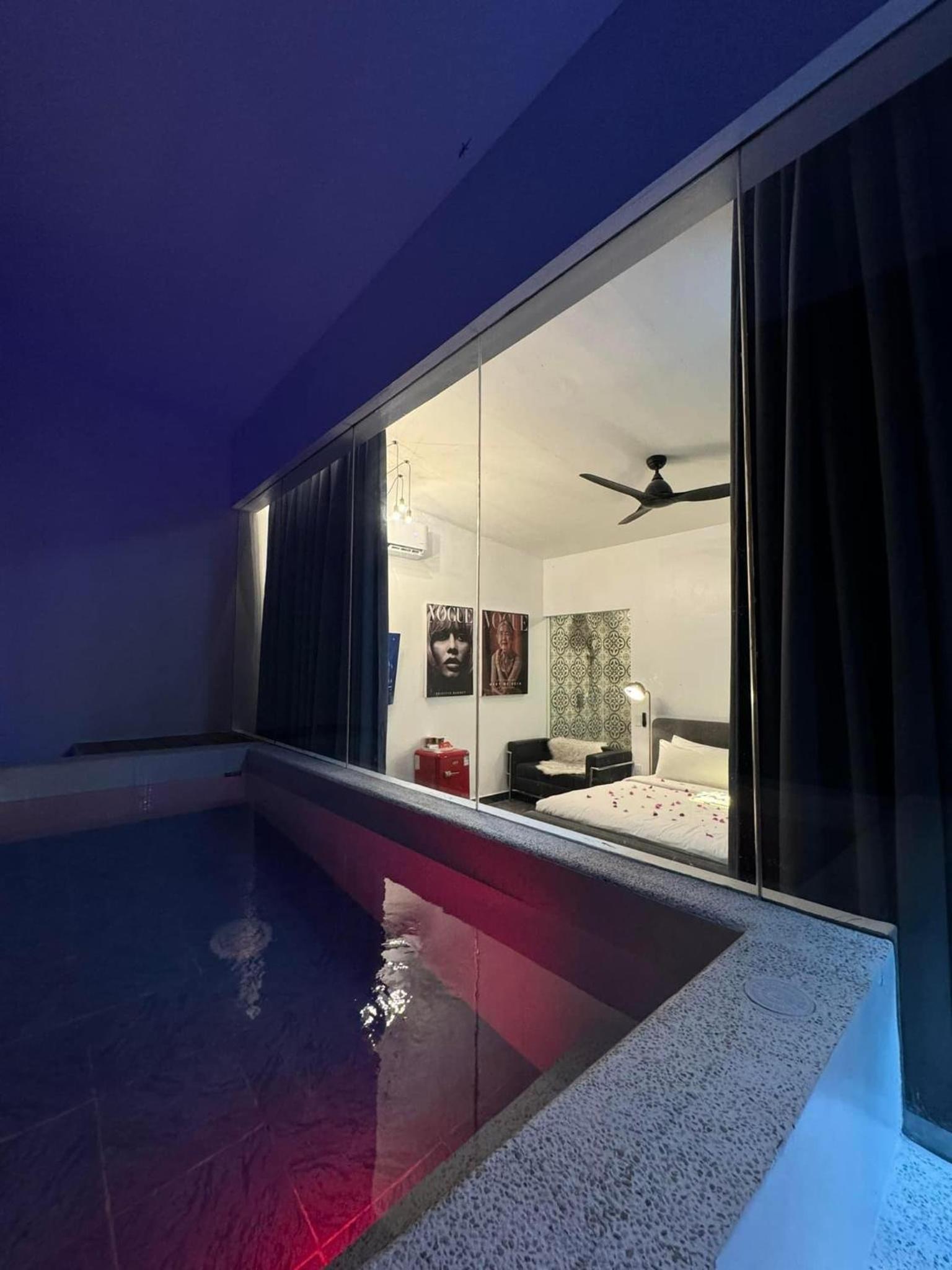 Junior Superior Suite with Plunge Pool and Bathtub
