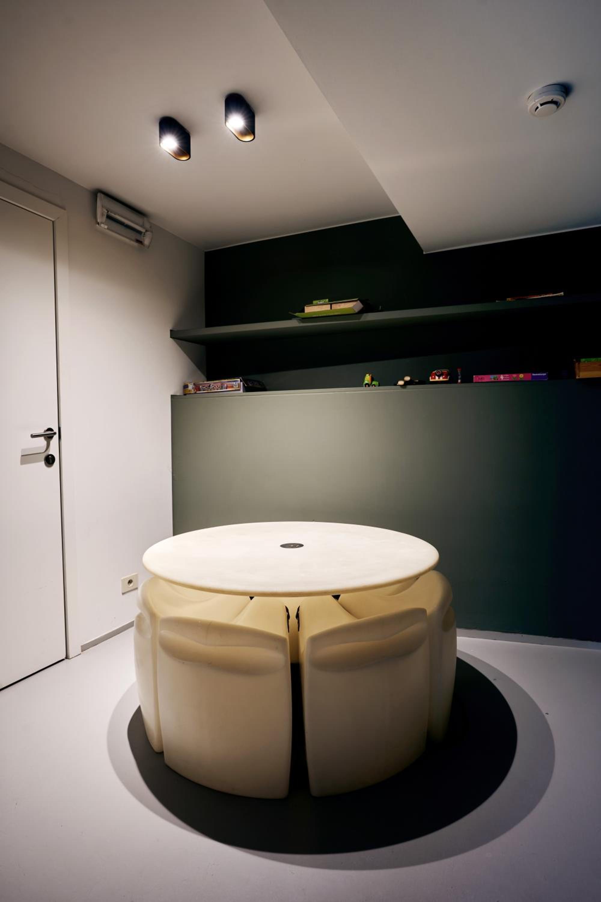 Eight-Bedroom House photo 3