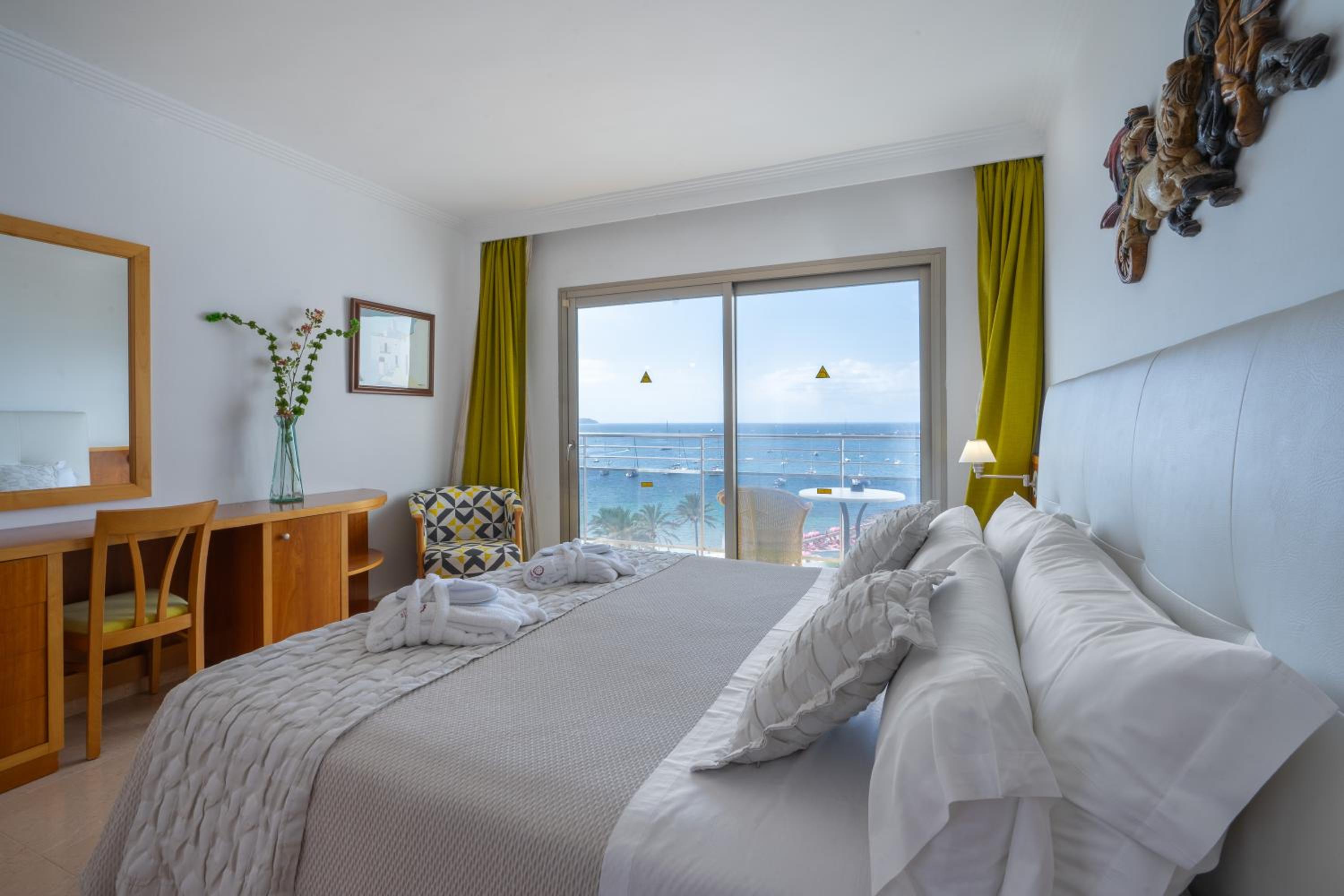 Suite with Balcony and Sea View