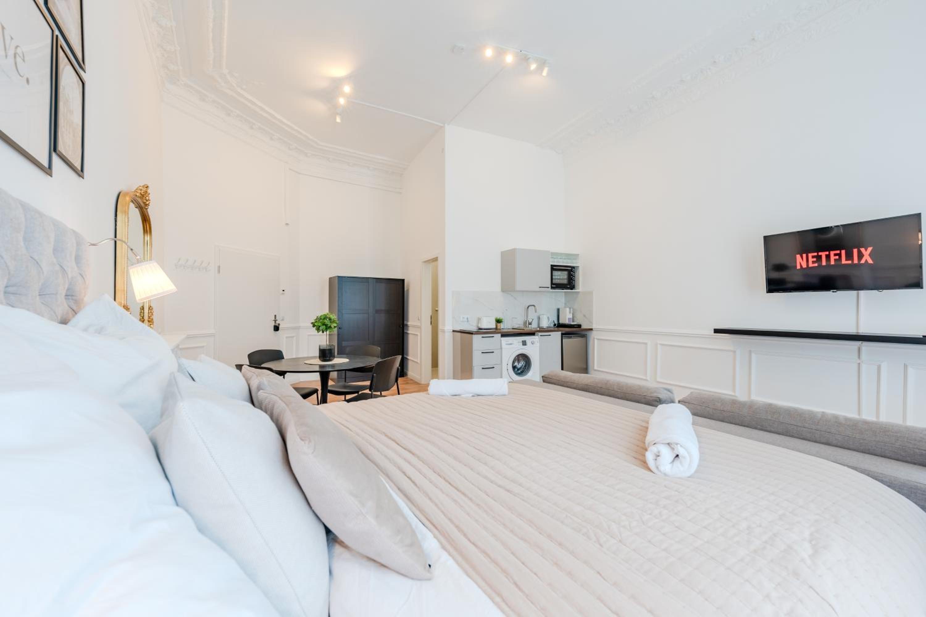 One-Bedroom Apartment photo 1