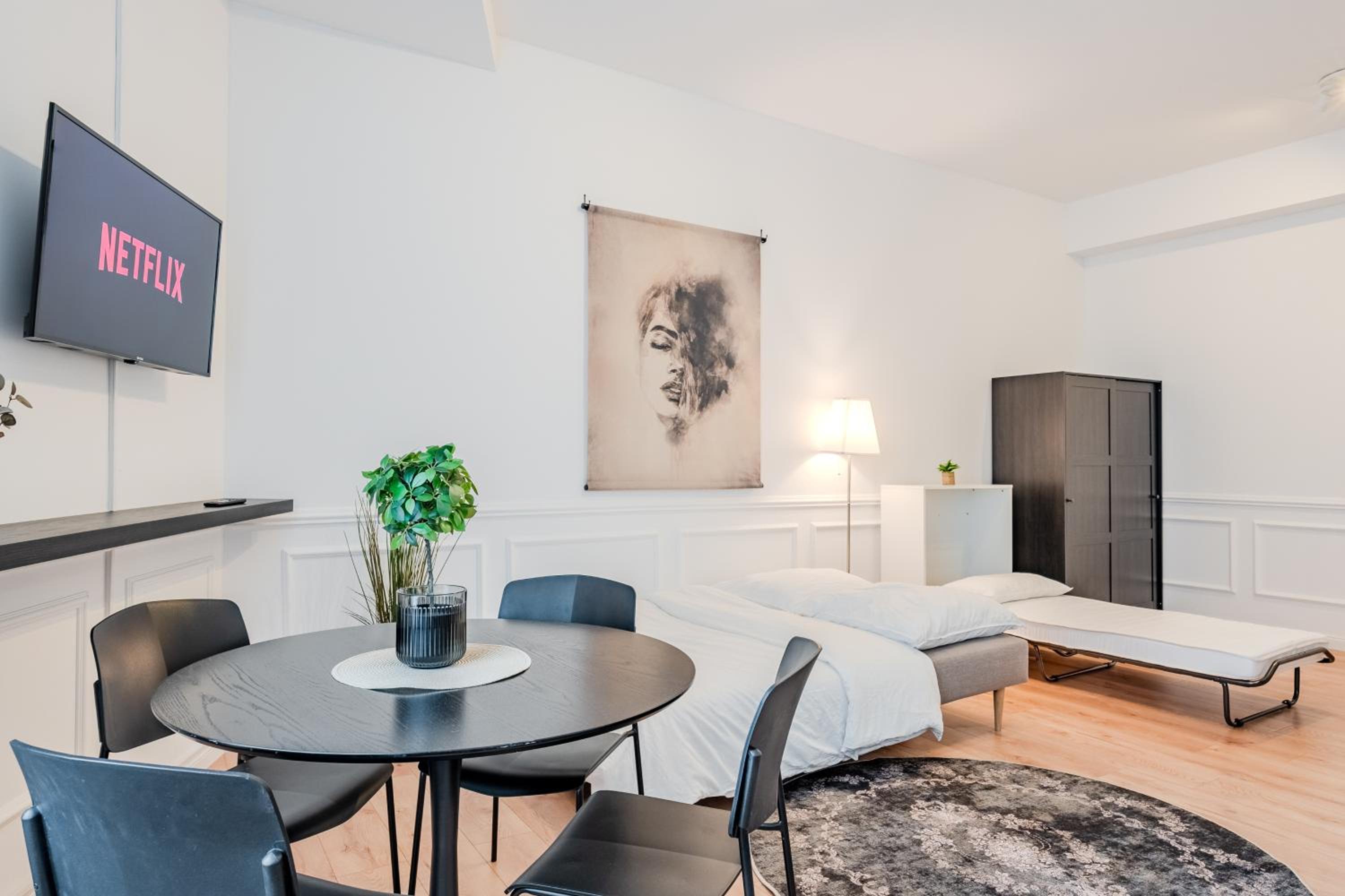 One-Bedroom Apartment photo 2