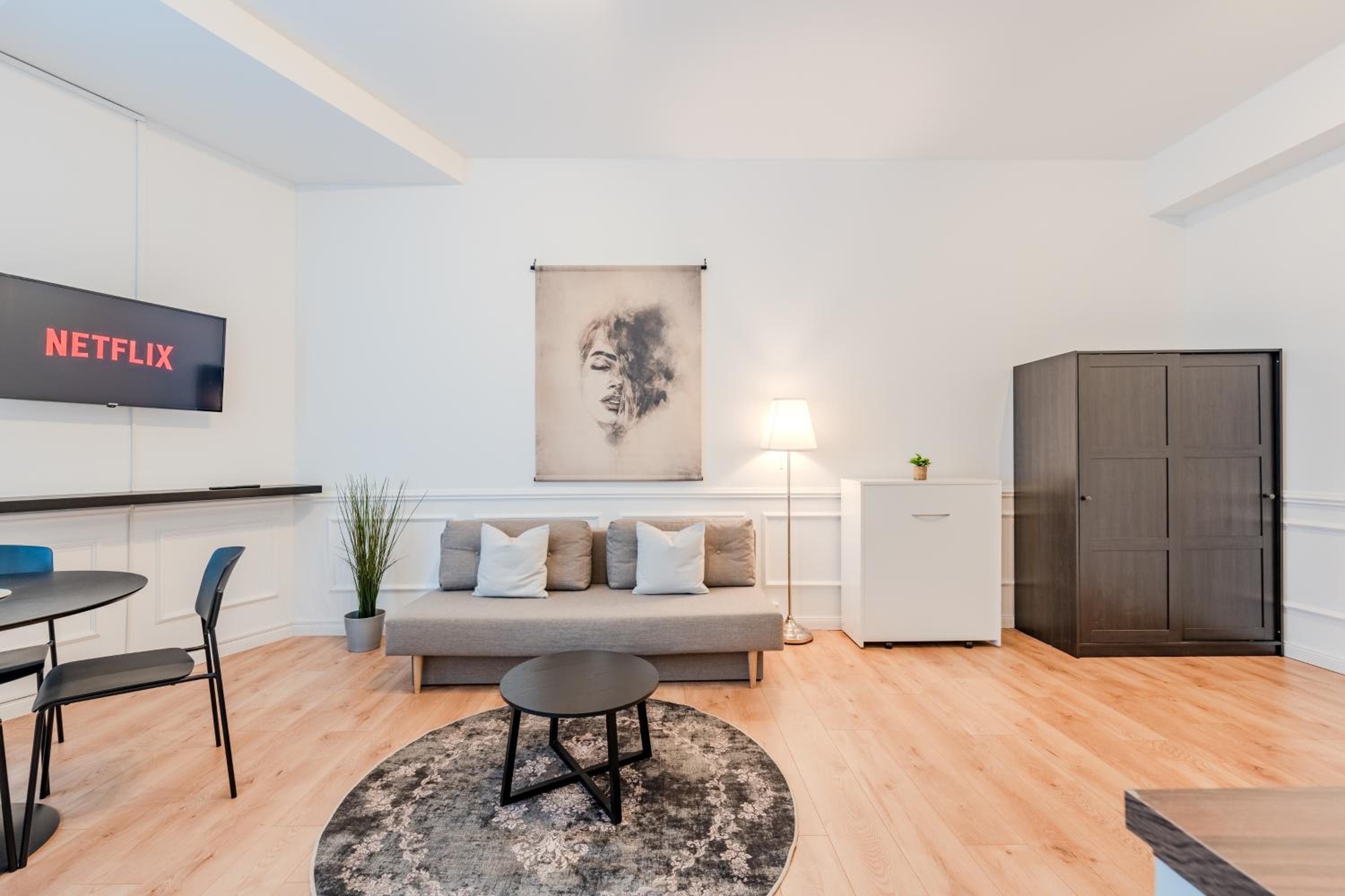 One-Bedroom Apartment photo 1