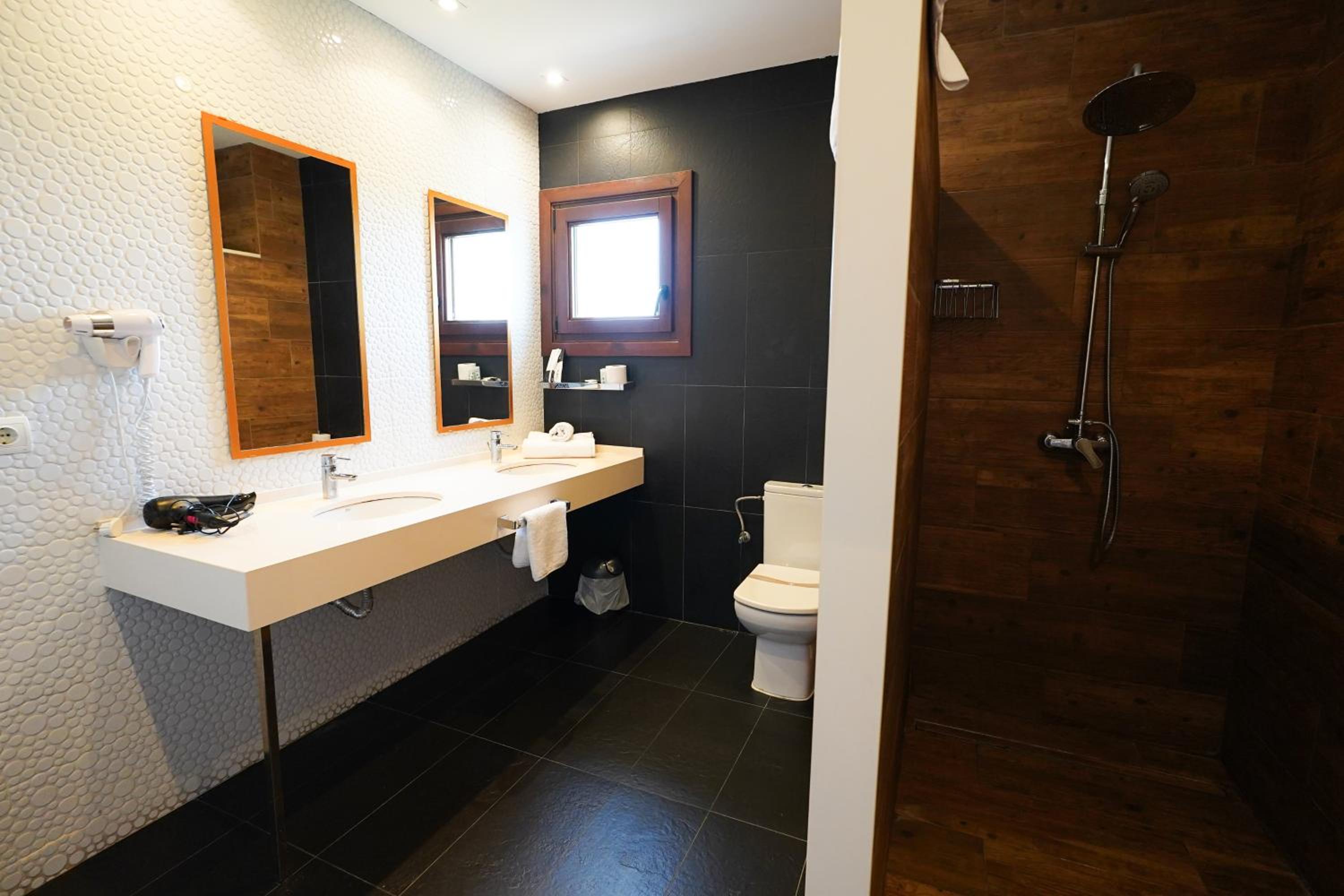 Suite with Balcony - Photo 4