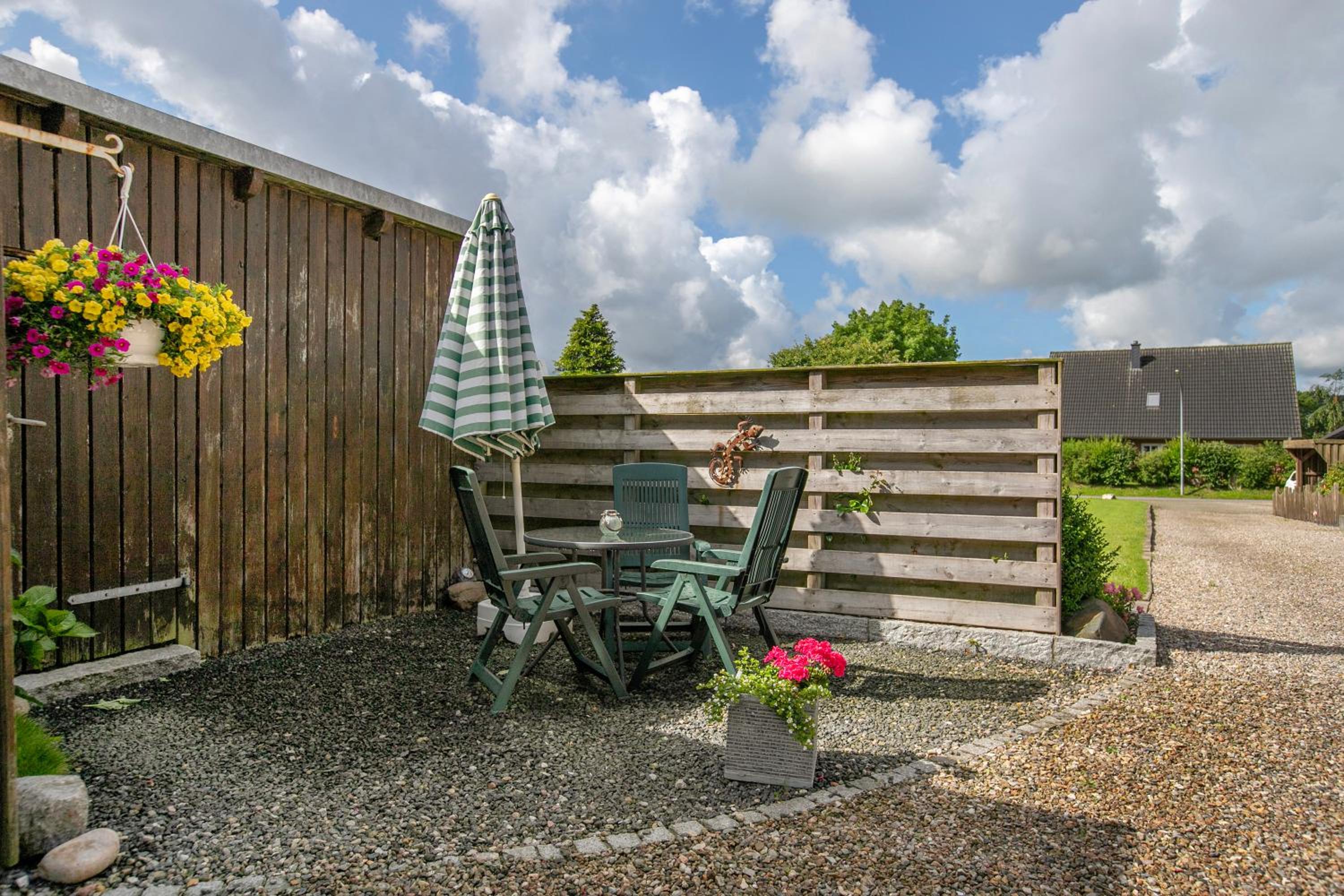 One-Bedroom Apartment with Garden View photo 2