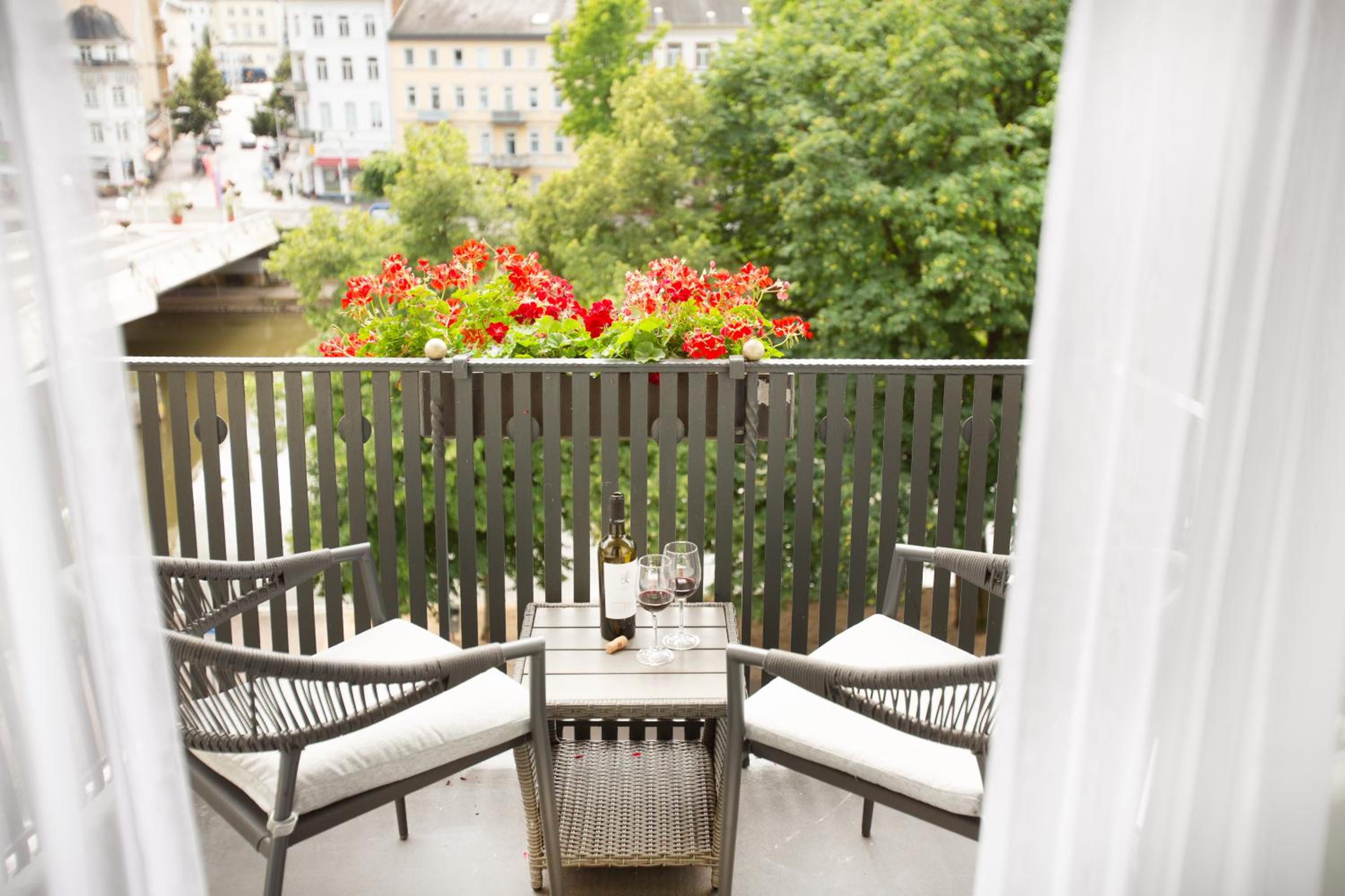 Double Room with Balcony - Photo 4