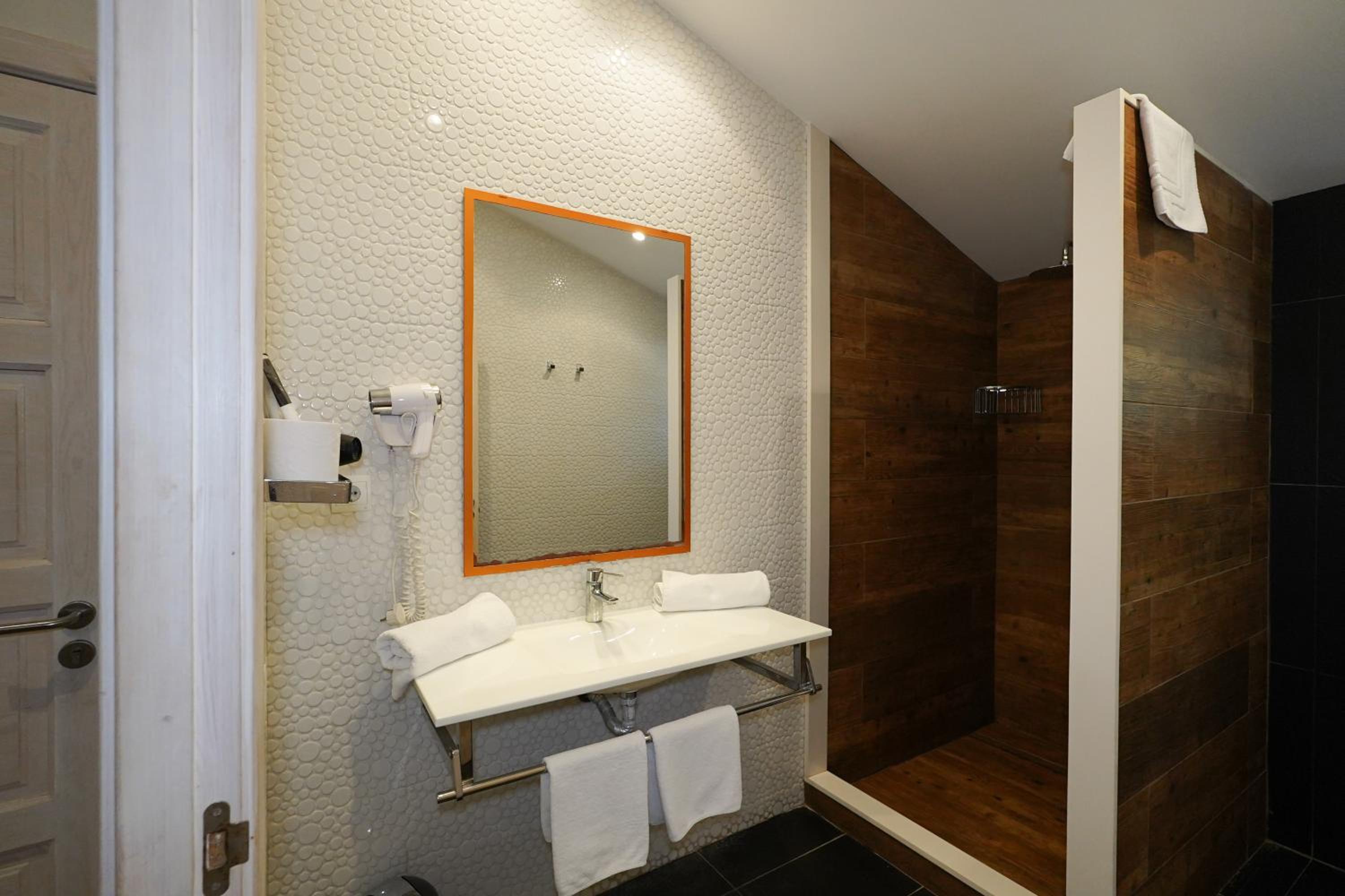 Suite - Photo 8