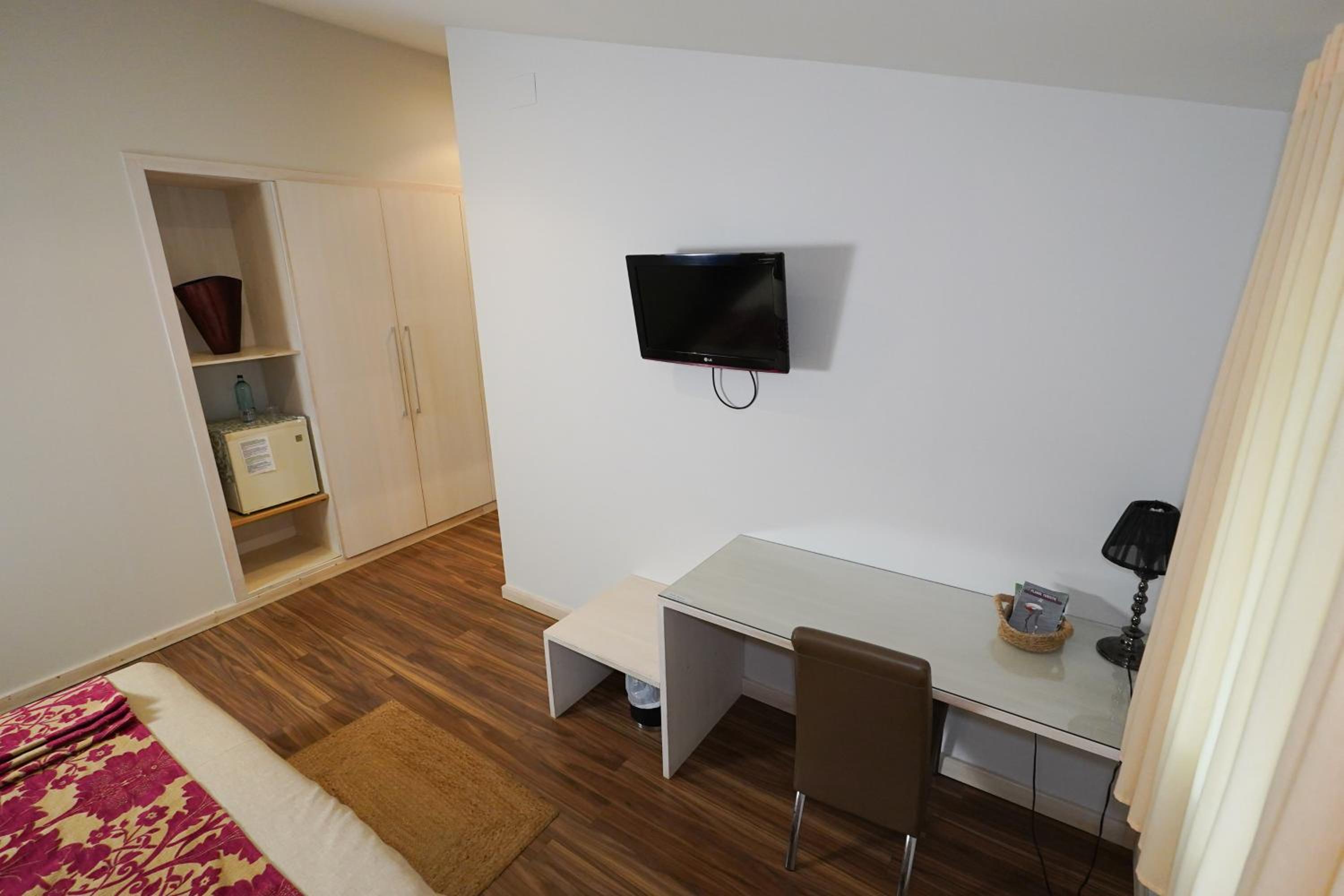 Suite - Photo 1