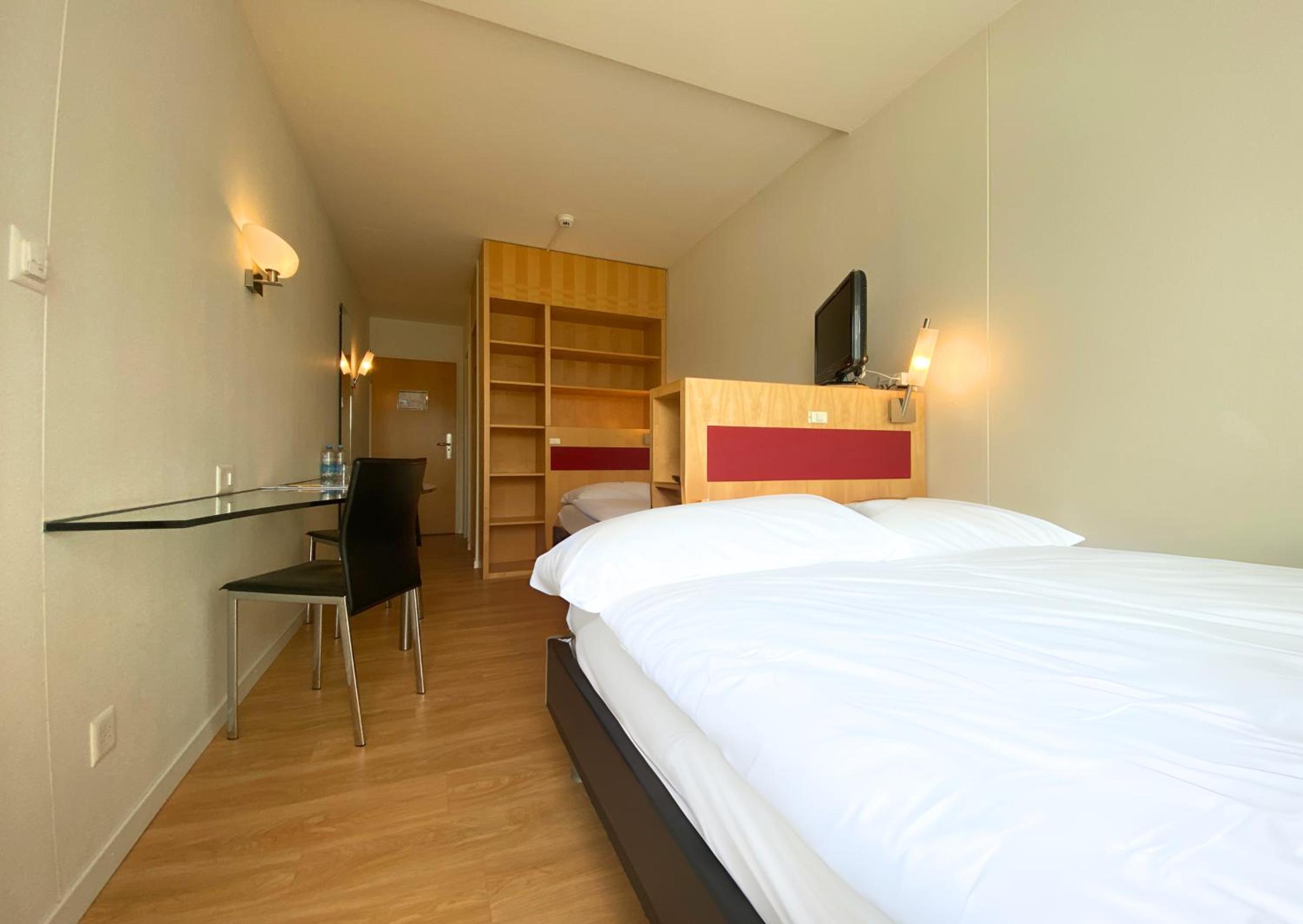 Twin Room with Lake View - Photo 1