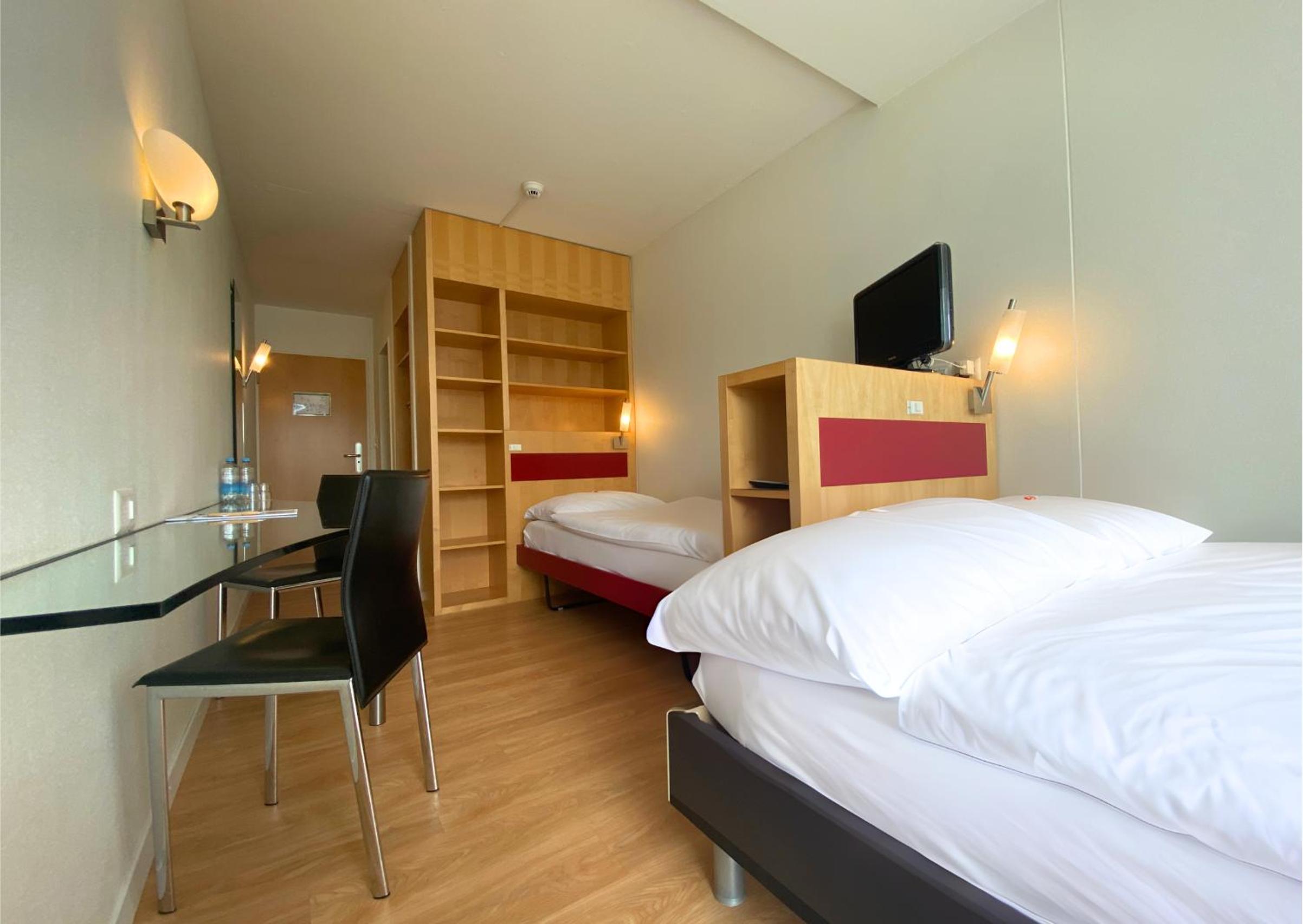 Twin Room with Lake View - Photo 6