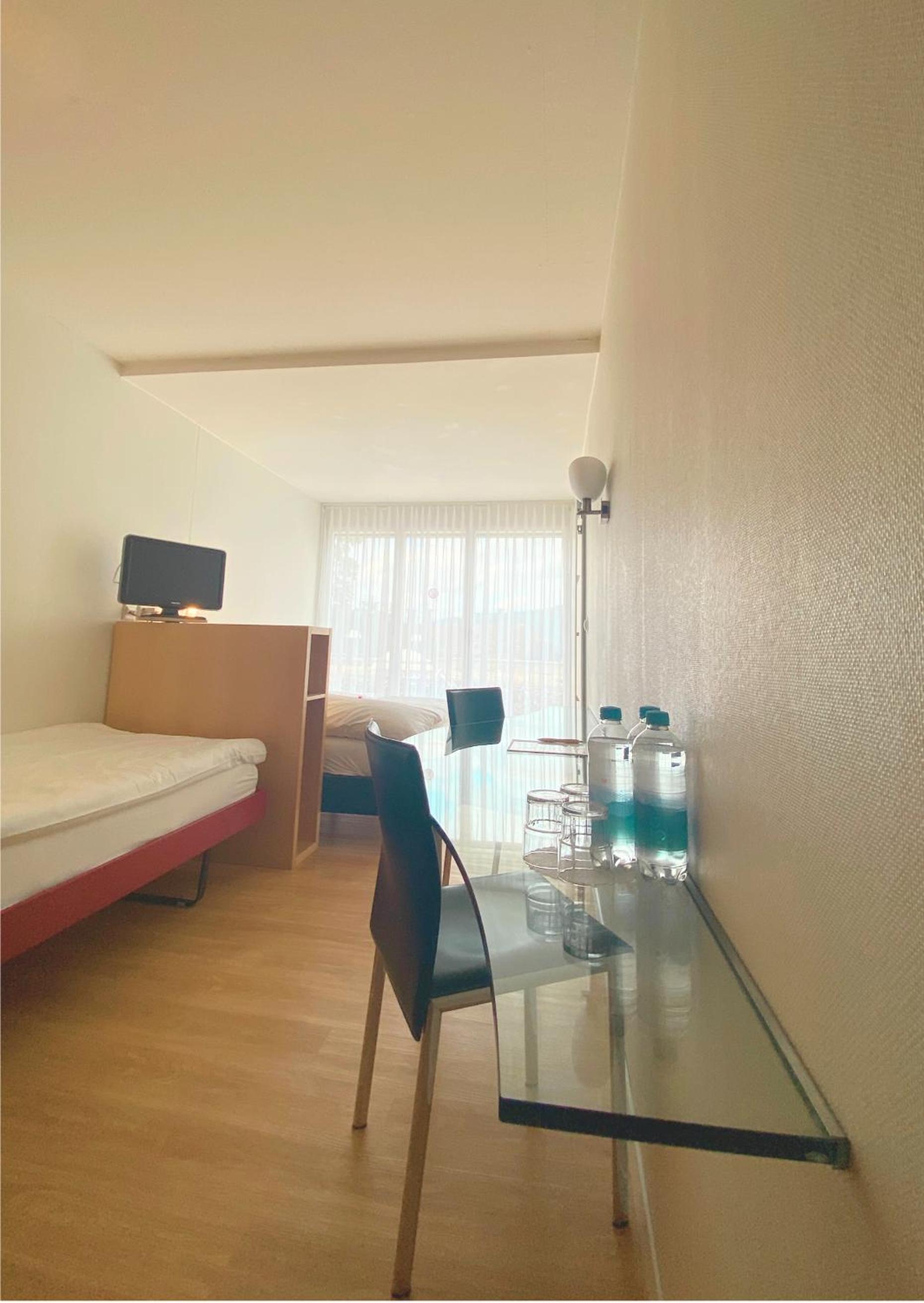 Twin Room with Lake View - Photo 2