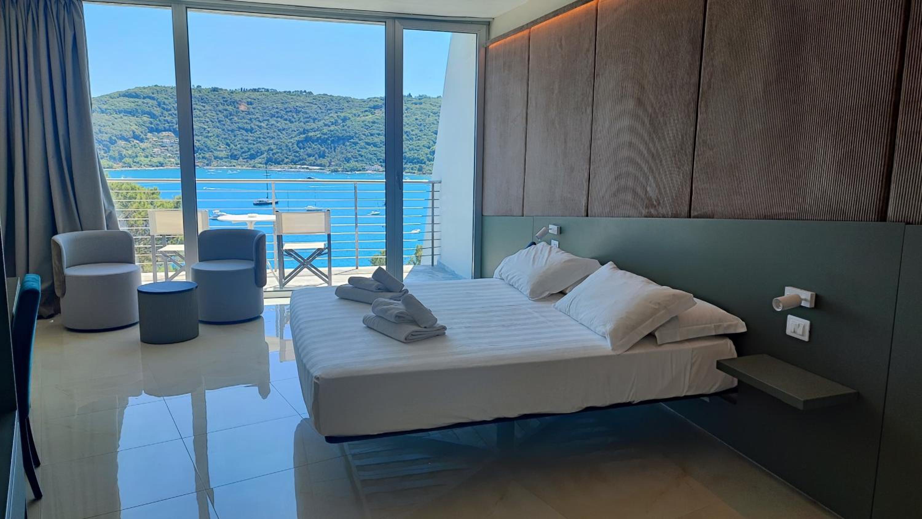 Junior Suite with Balcony and Sea View - Photo 3