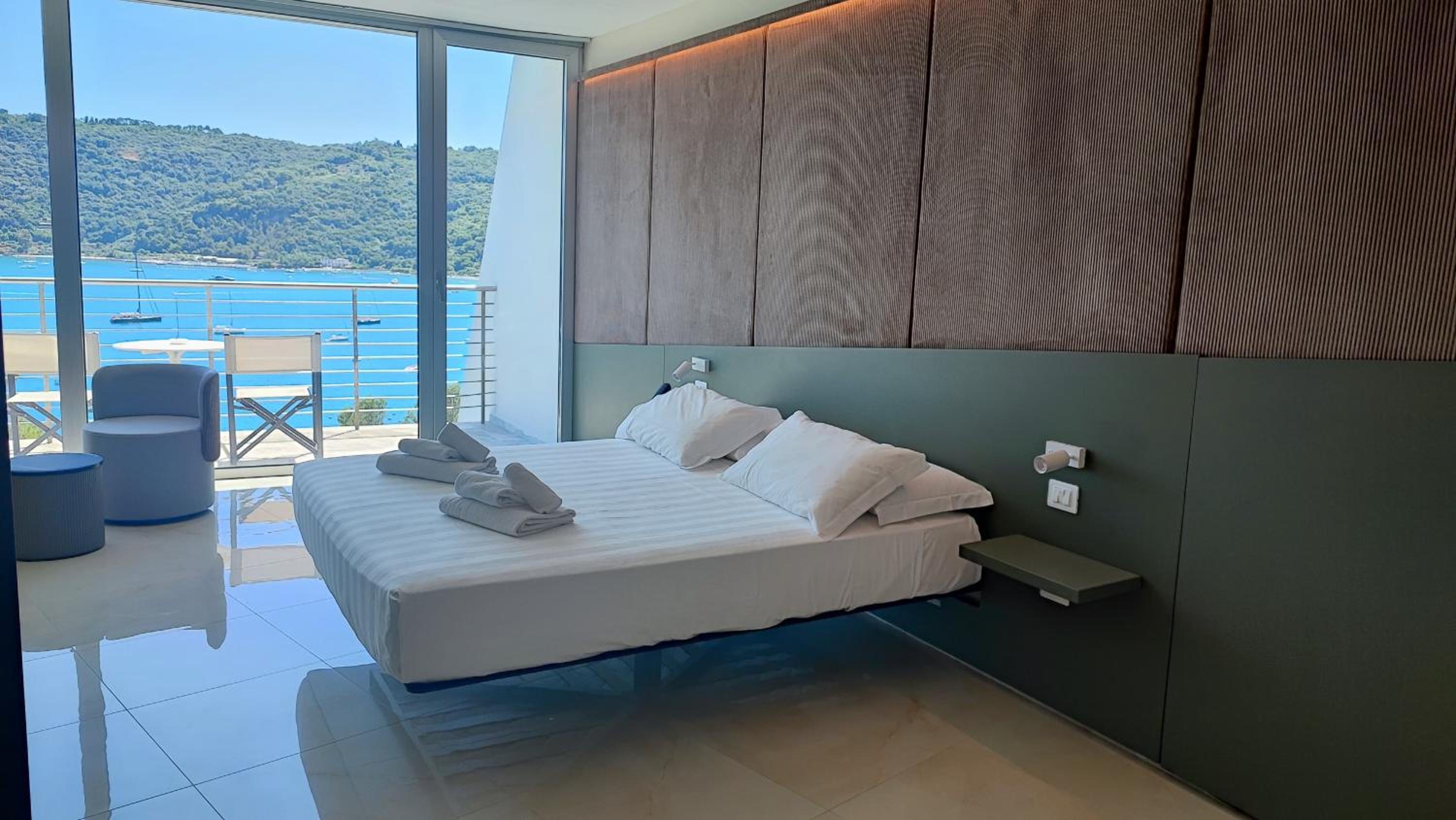 Junior Suite with Balcony and Sea View - Photo 2