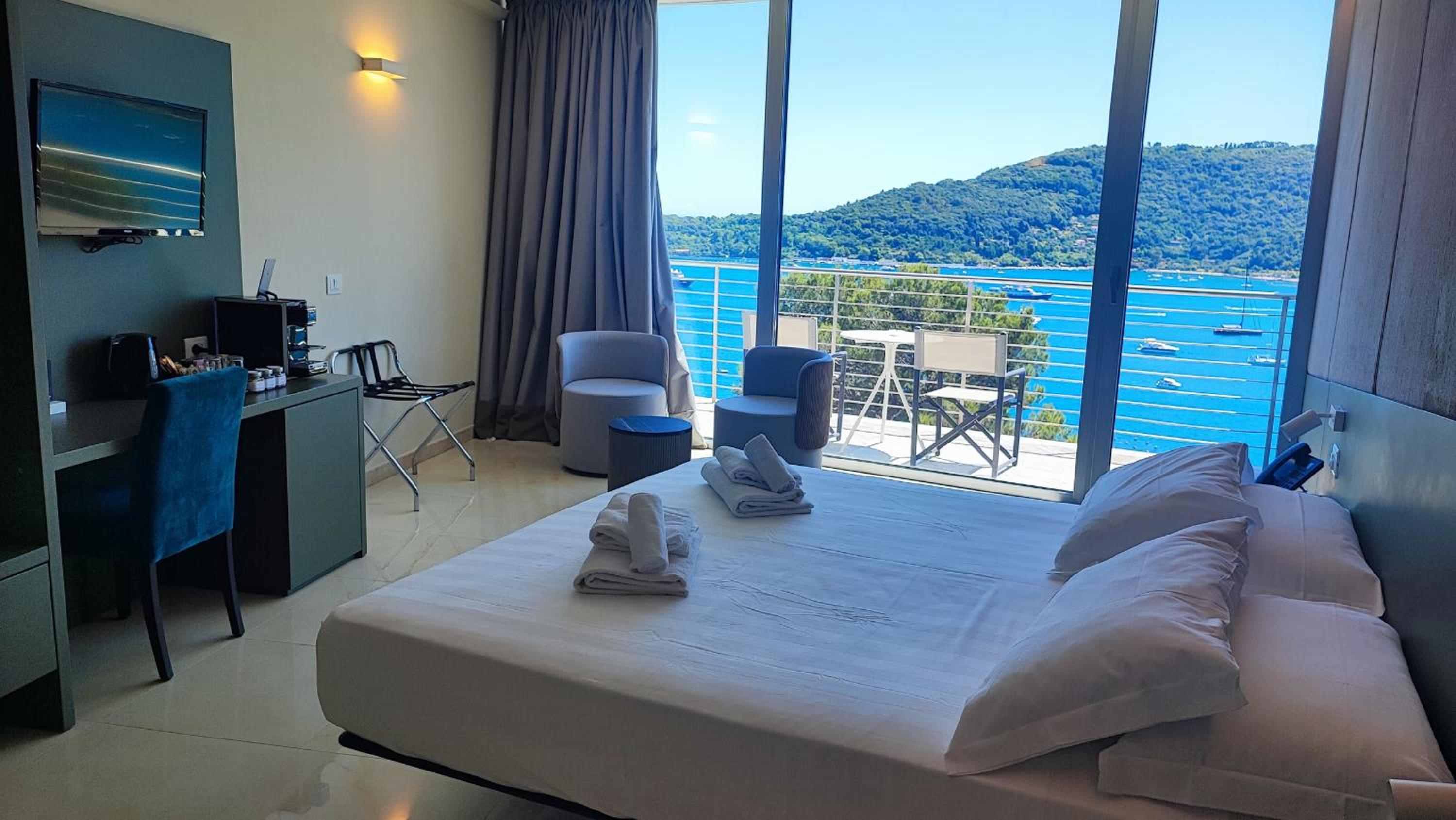 Junior Suite with Balcony and Sea View - Photo 4