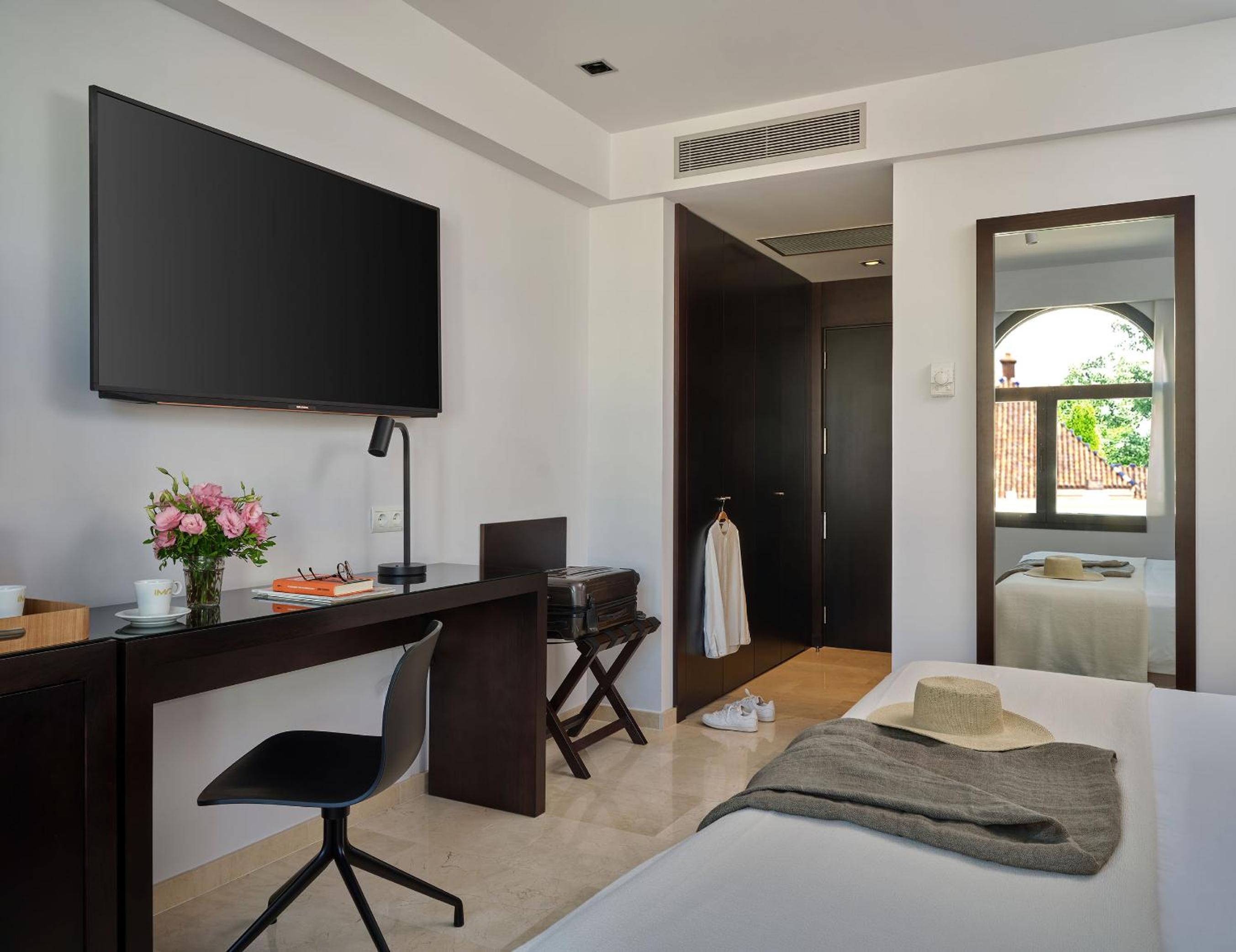 Standard Double or Twin Room (1-2 Adults) - Photo 12