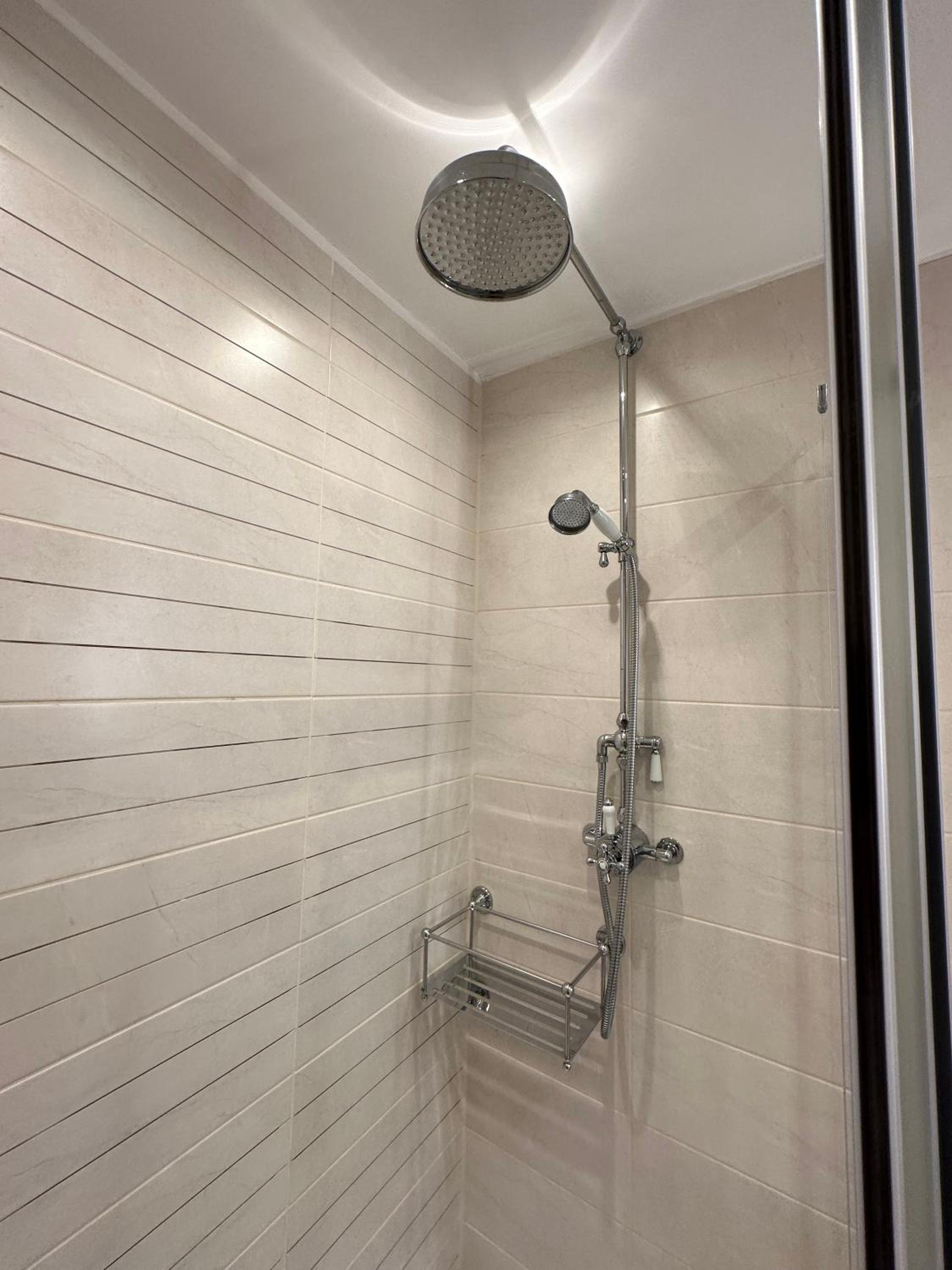 Deluxe Quadruple Room Ensuite with Jacuzzi Bath - Photo 14