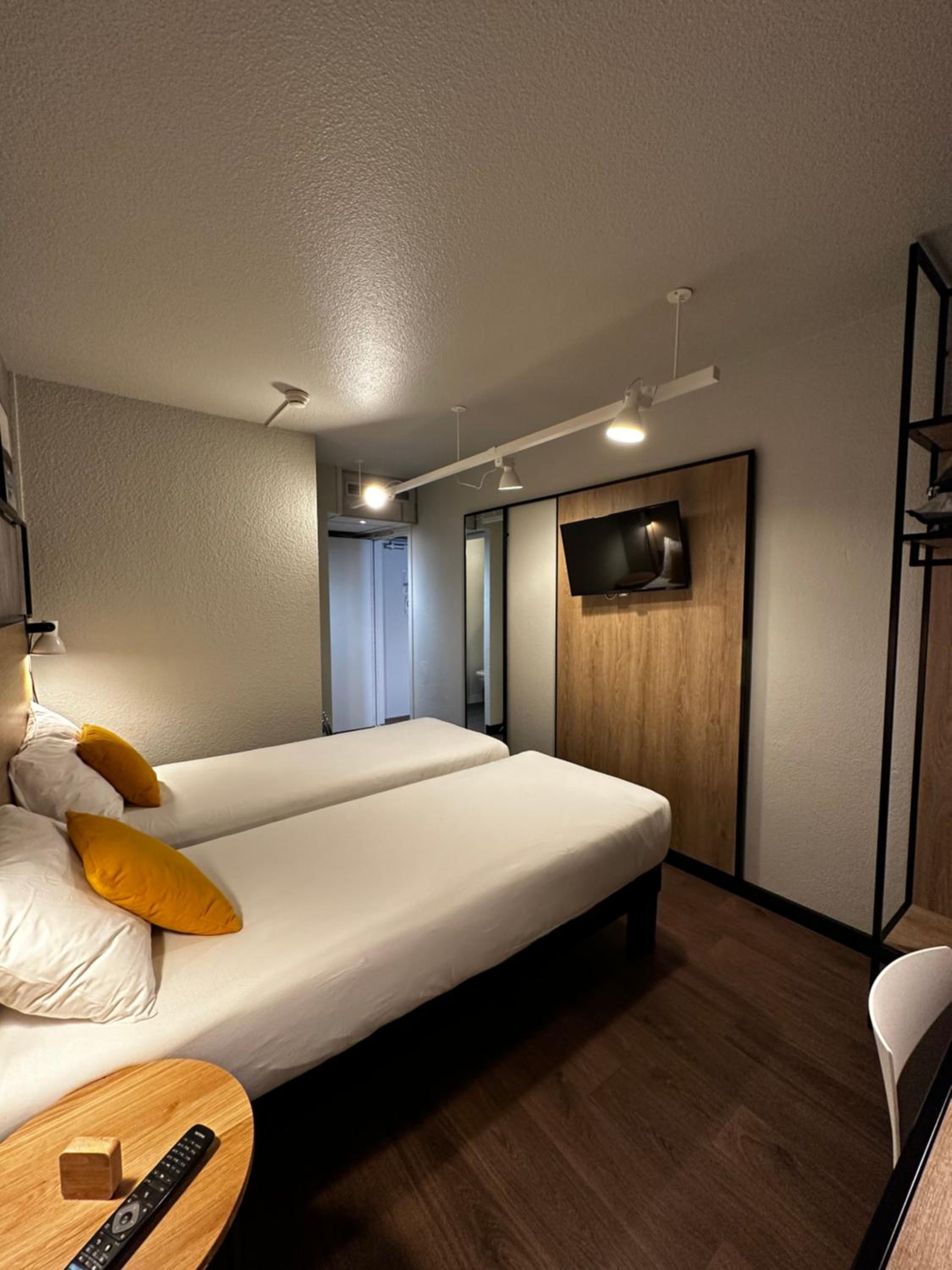 Two Connecting Double Rooms - Photo 2