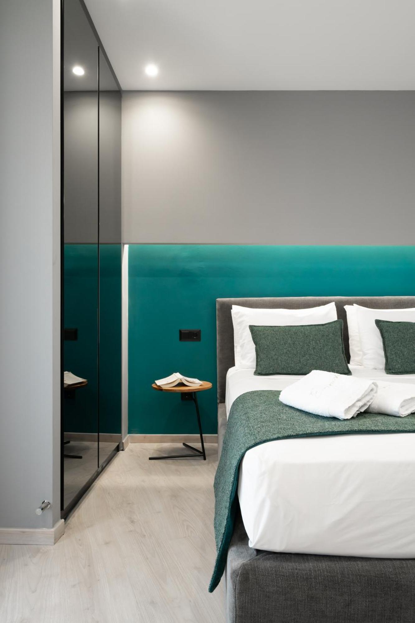 King Suite with Balcony & Acropolis View photo 3