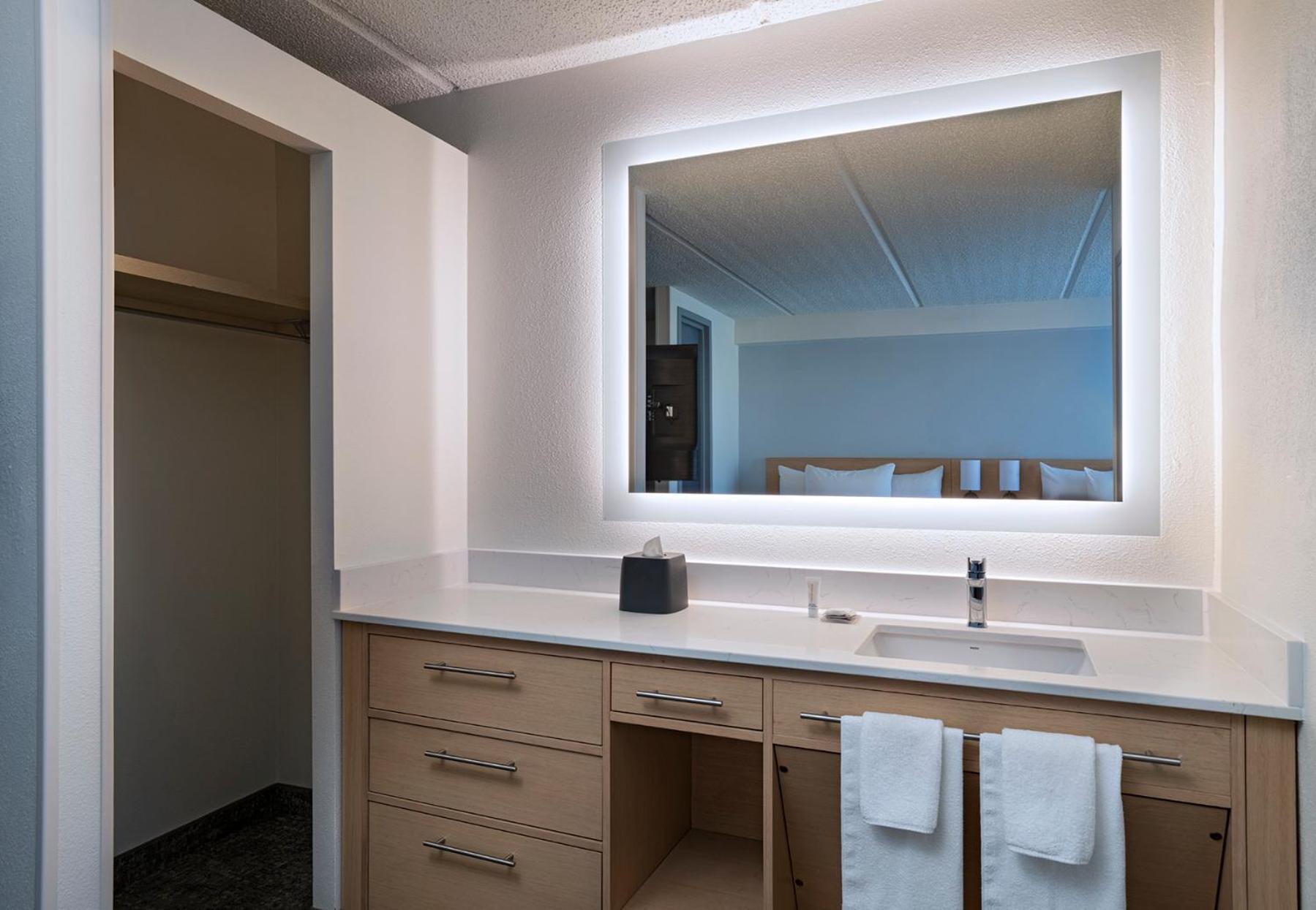 Double Room with Two Double Beds and Sofa Bed - Photo 9