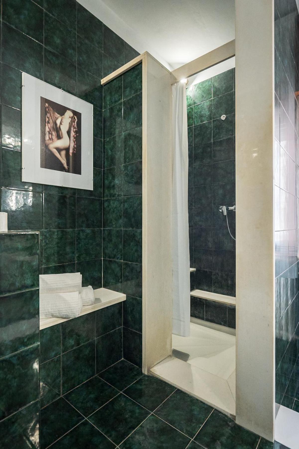 Three-Bedroom Apartment with Balcony photo 3