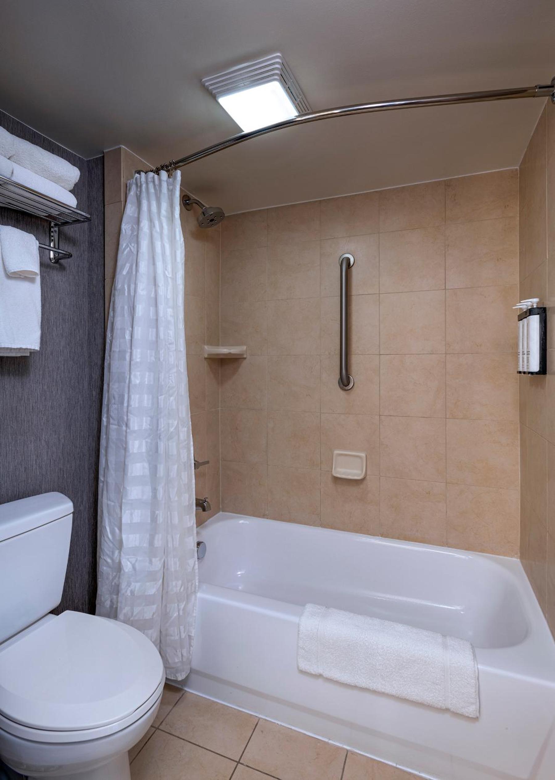 Double Room with Two Double Beds and Sofa Bed - Photo 6