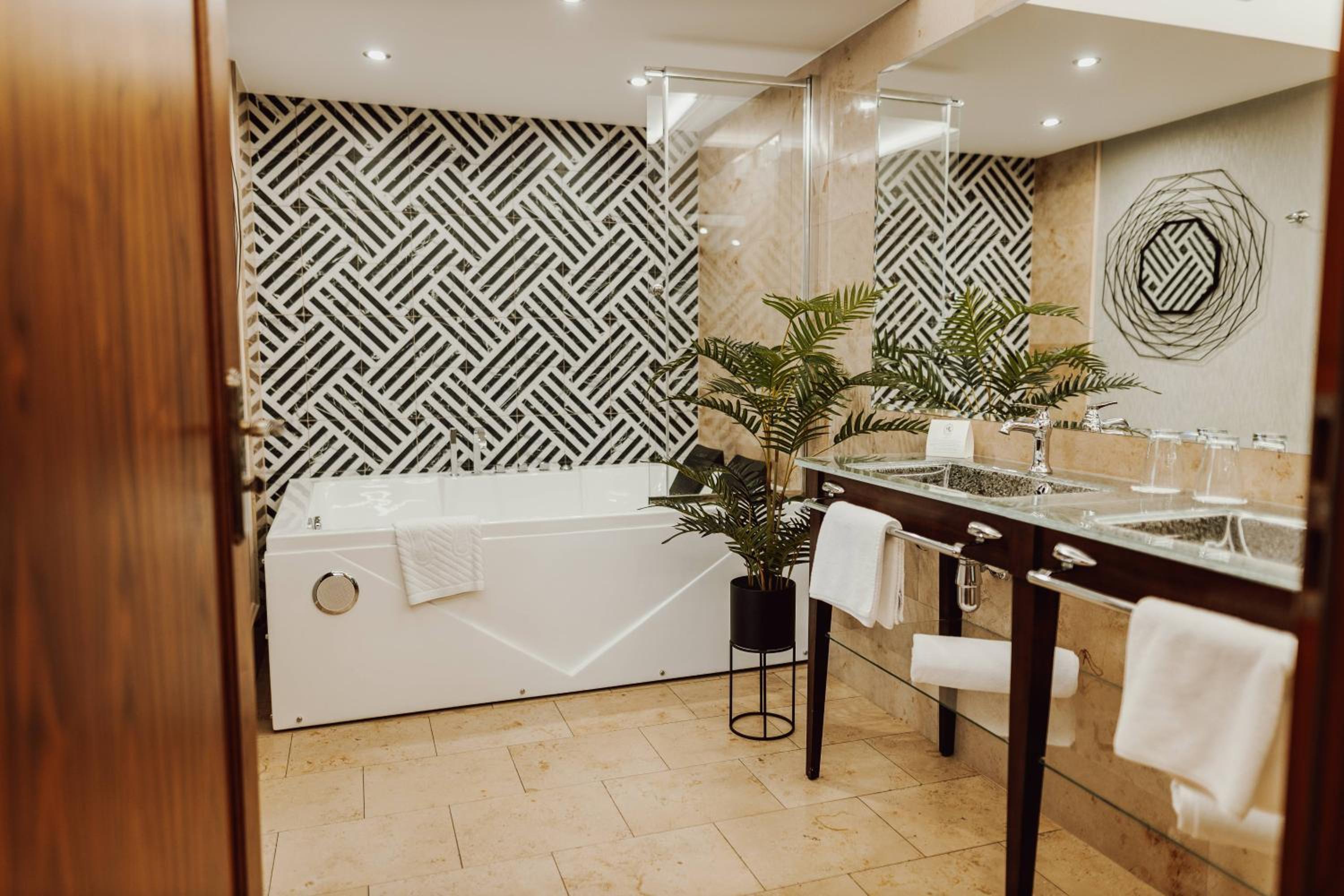 Double Room with Spa Bath - Photo 3