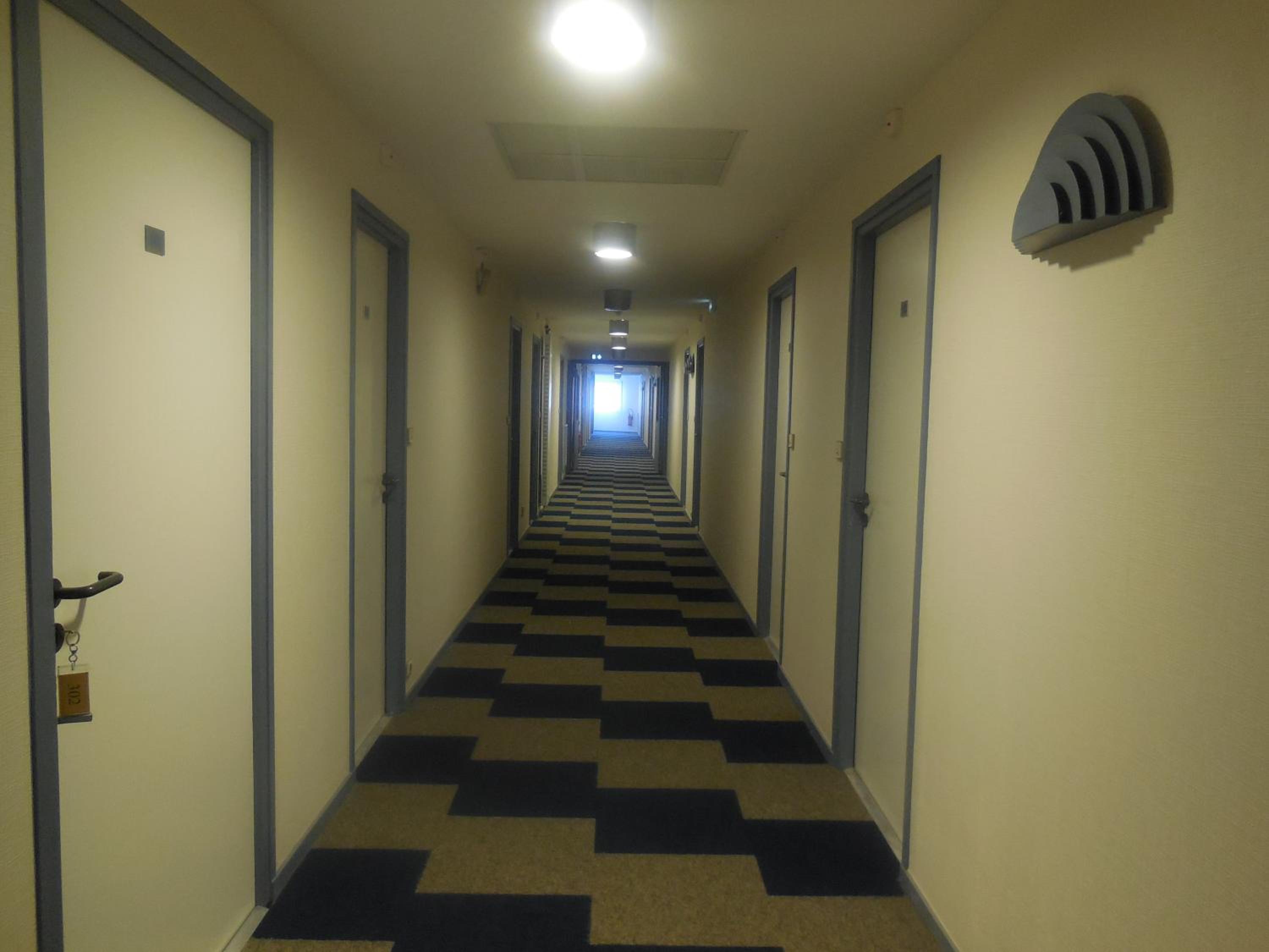 Twin Room with Courtyard View - Photo 4