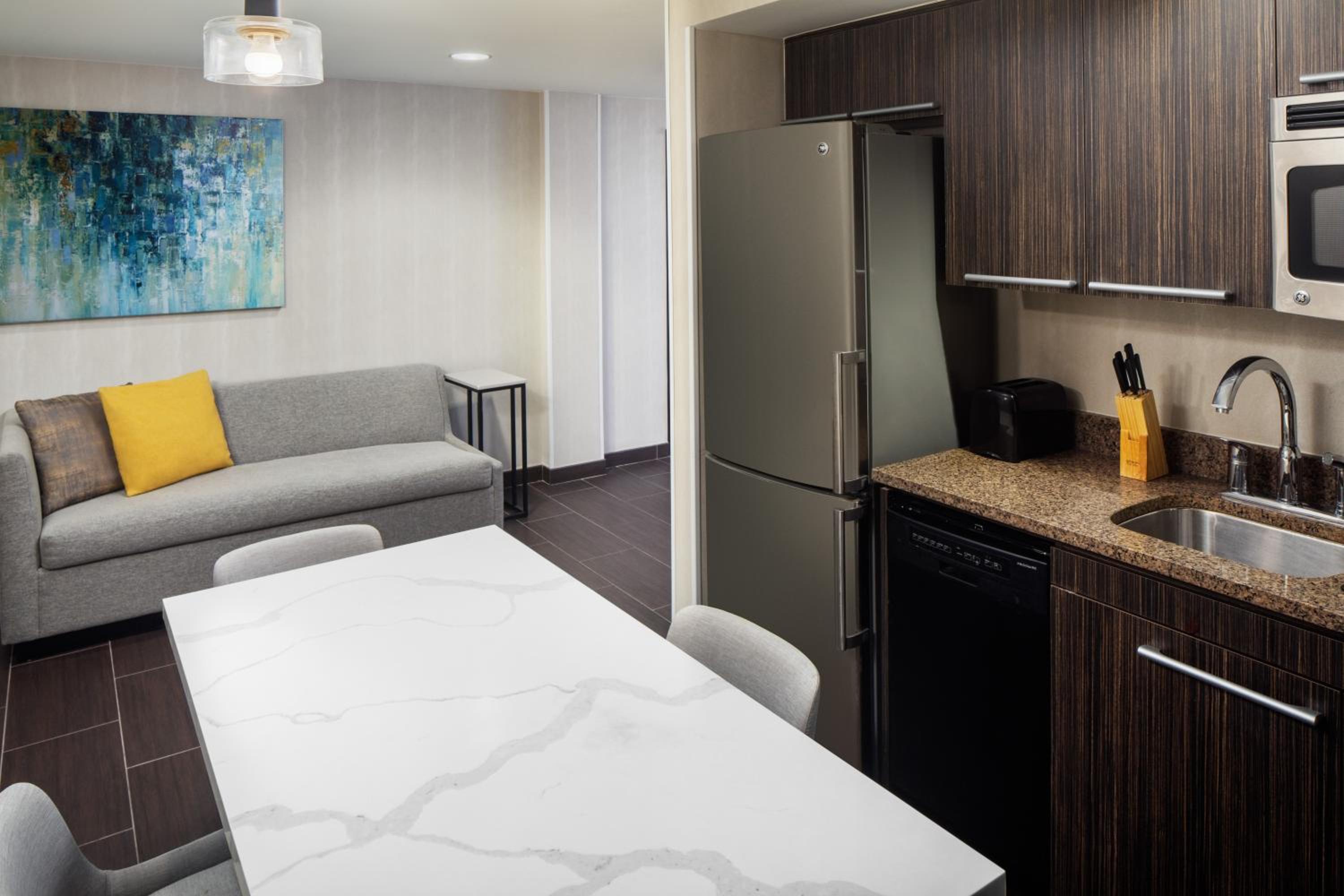 One-Bedroom Suite with Two Queen Beds and Kitchenette photo 3